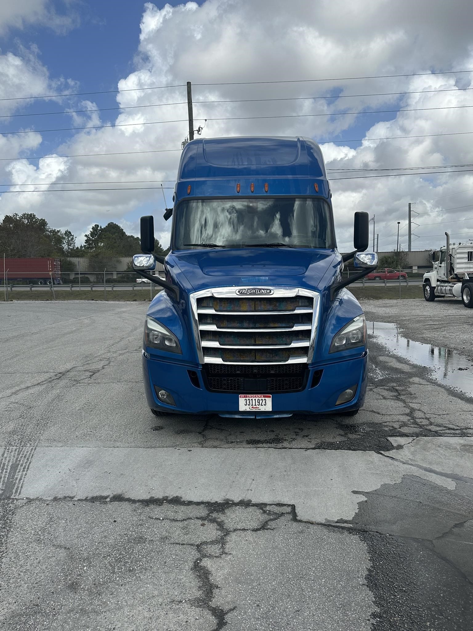 2019 FREIGHTLINER CASCADIA 126 - image 2 of 6