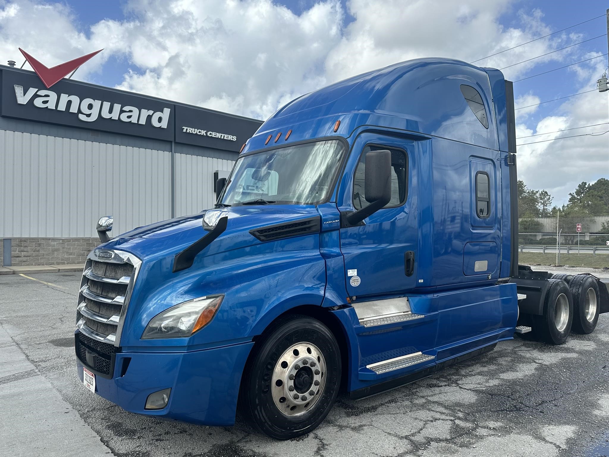 2019 FREIGHTLINER CASCADIA 126 - image 1 of 6