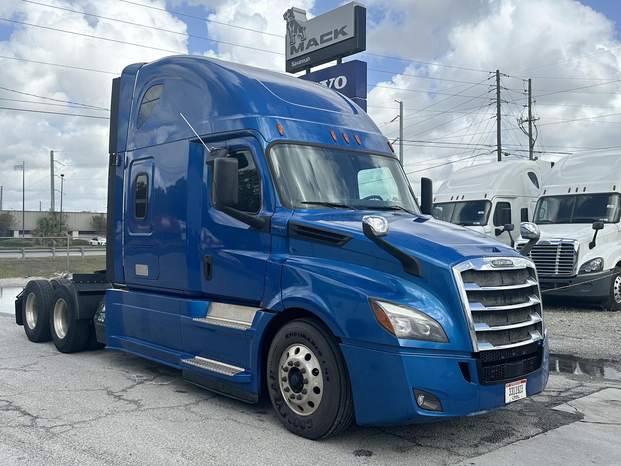 2019 FREIGHTLINER CASCADIA 126 - image 3 of 6