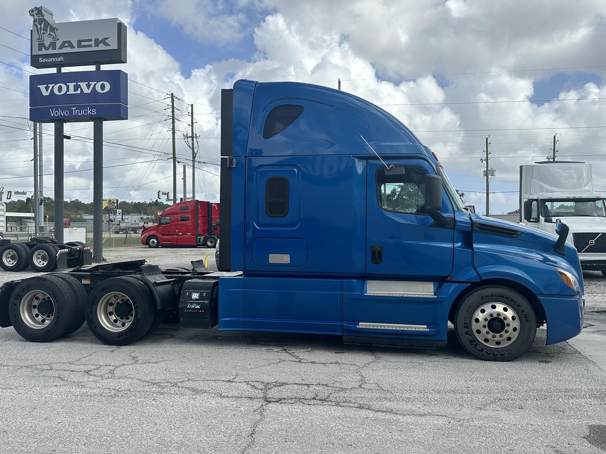 2019 FREIGHTLINER CASCADIA 126 - image 4 of 6