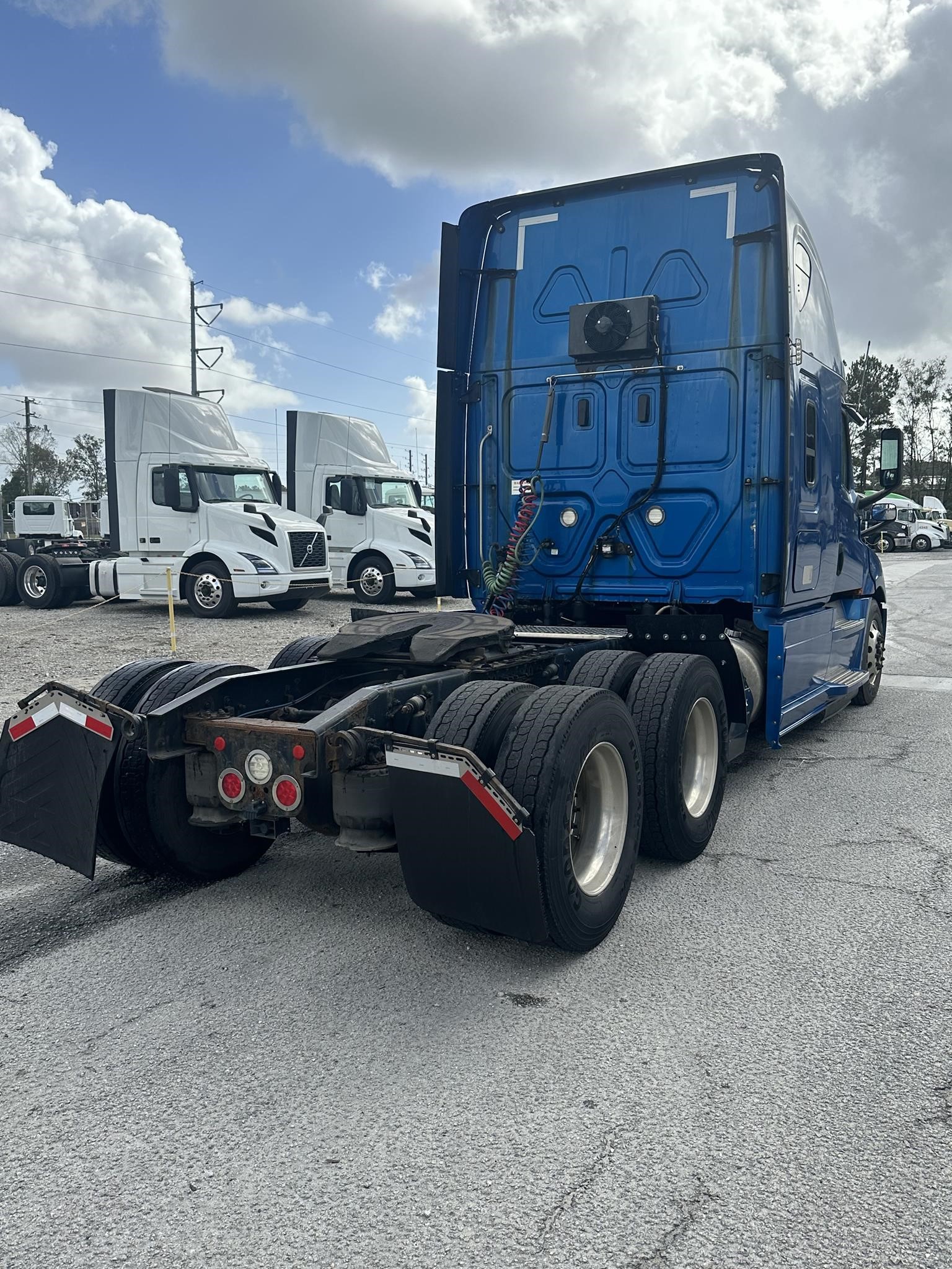 2019 FREIGHTLINER CASCADIA 126 - image 5 of 6