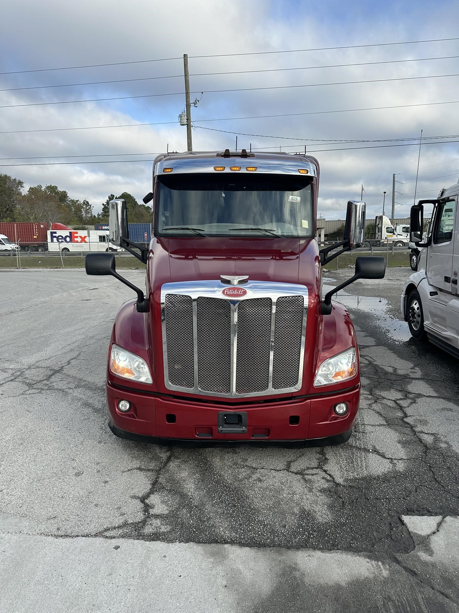 2017 PETERBILT 579 - image 2 of 6