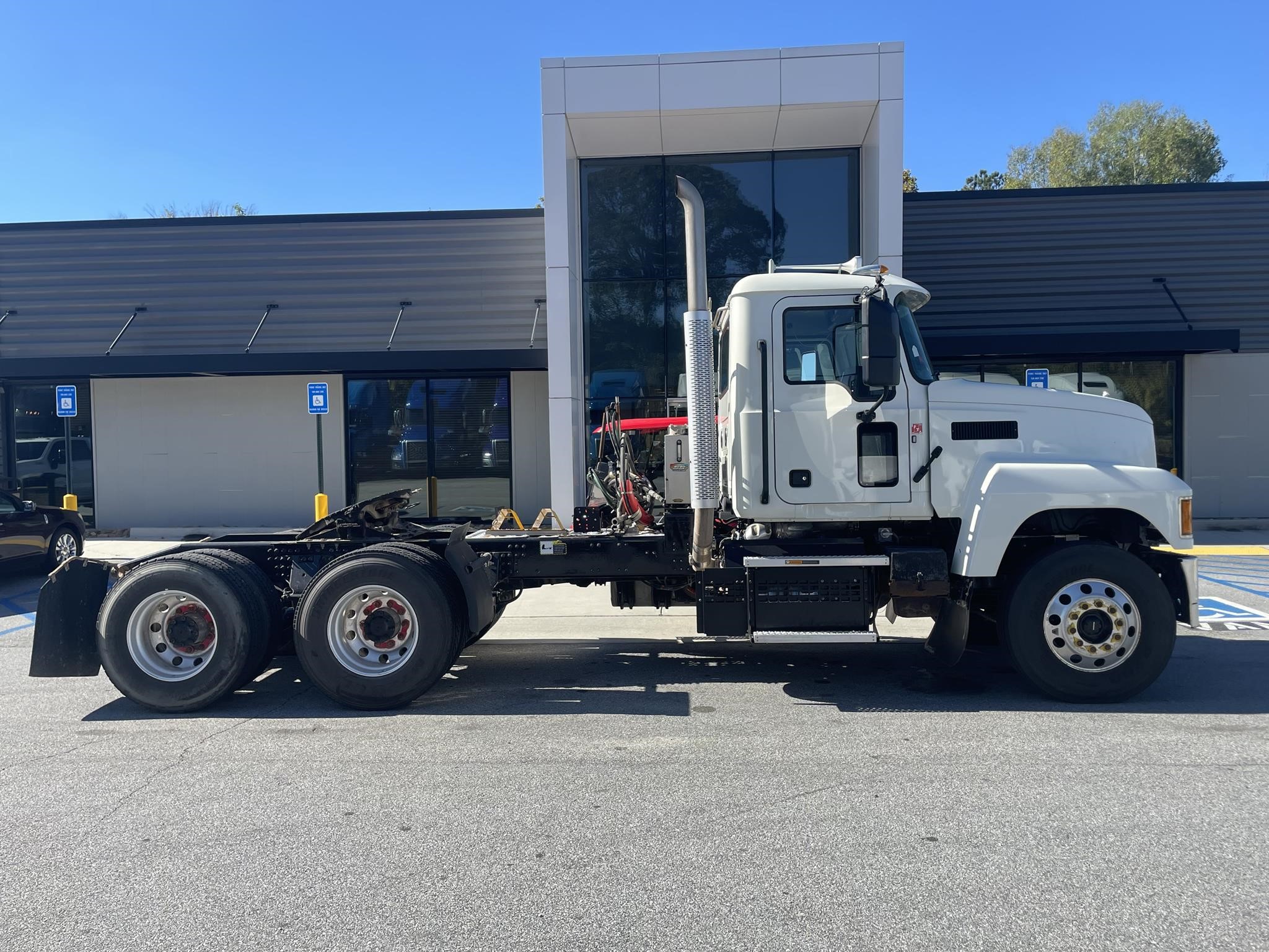 2020 MACK PINNACLE 64T - image 2 of 6