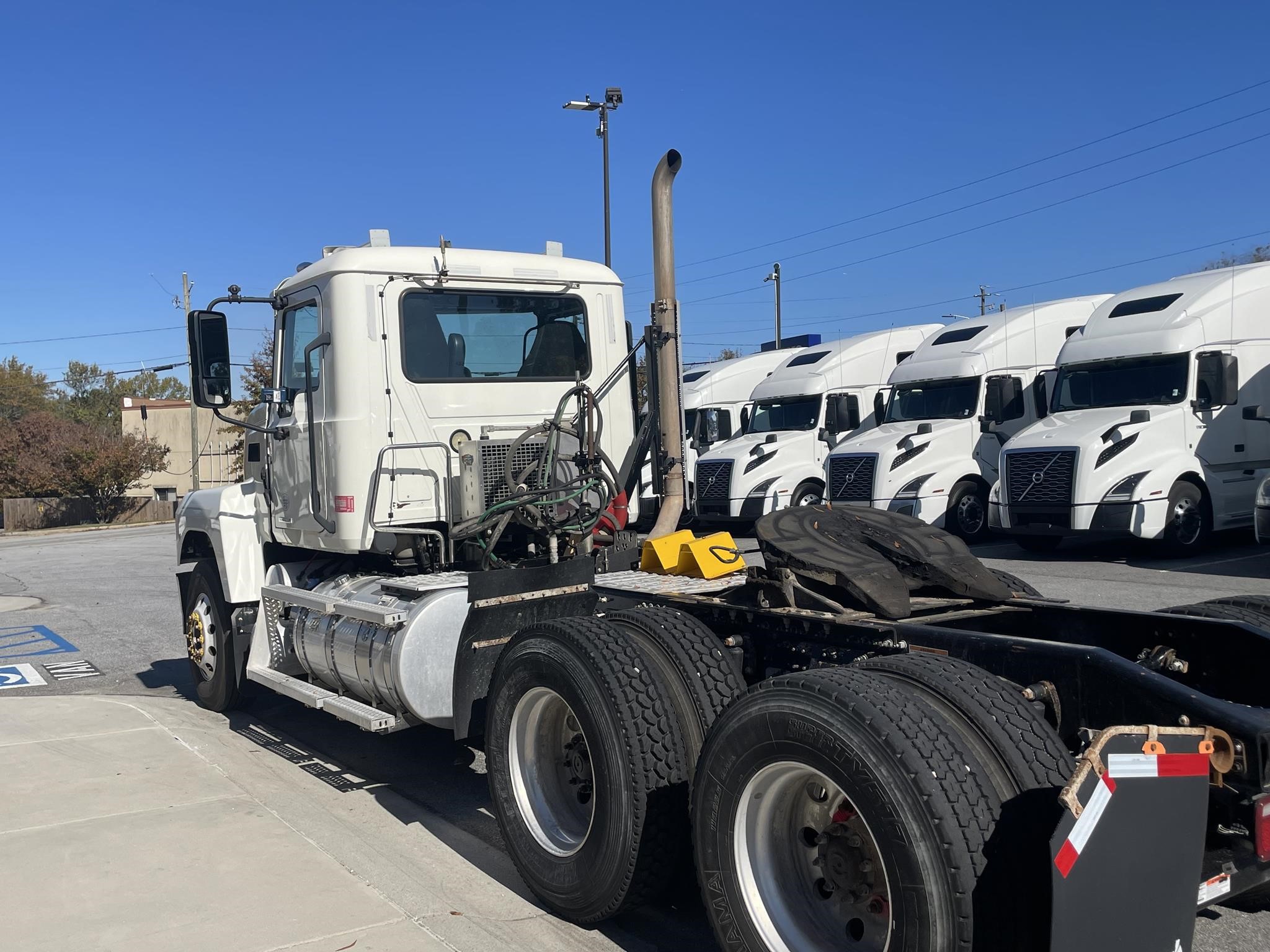 2020 MACK PINNACLE 64T - image 5 of 6