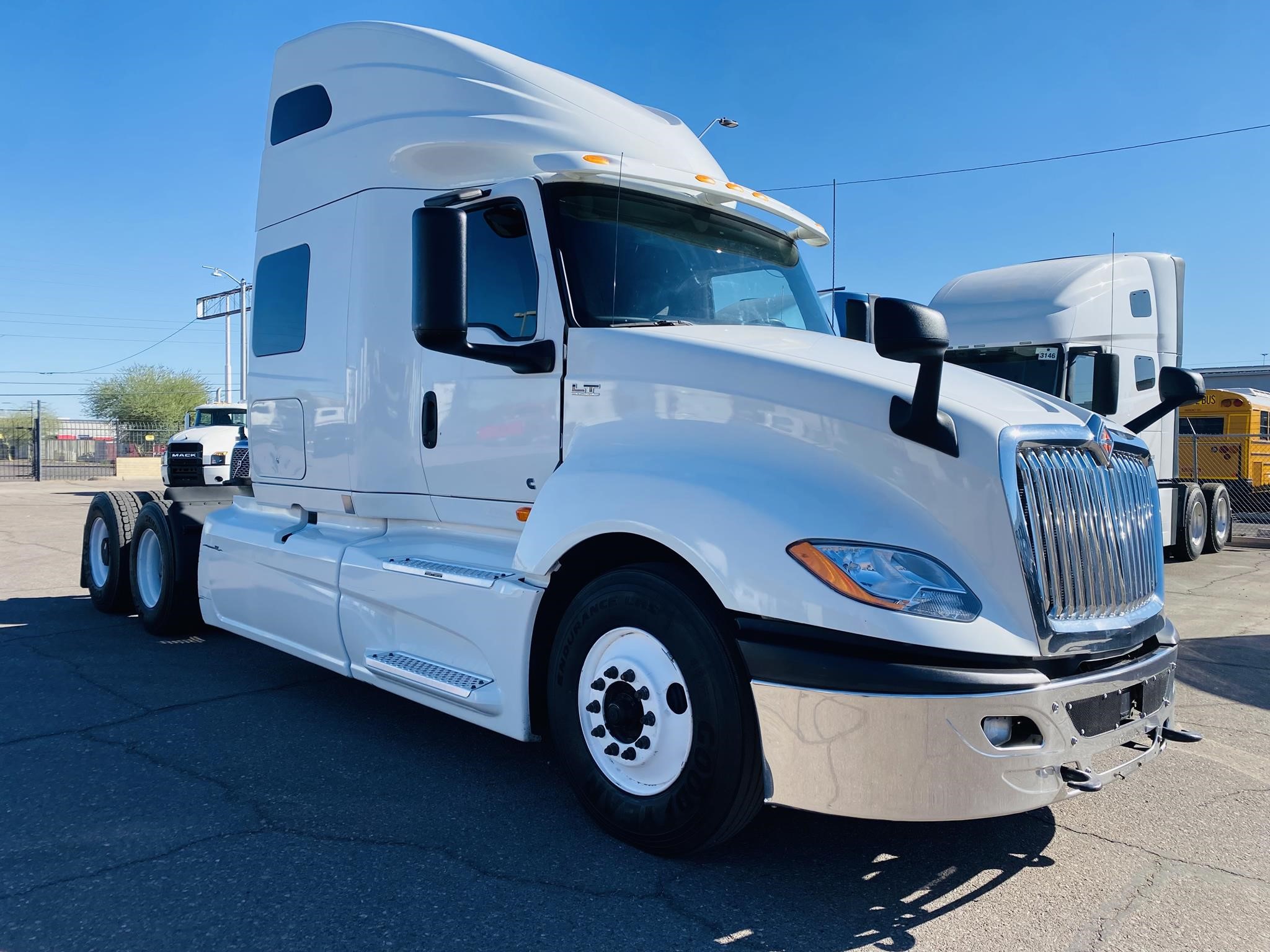 2019 INTERNATIONAL LT - image 2 of 6