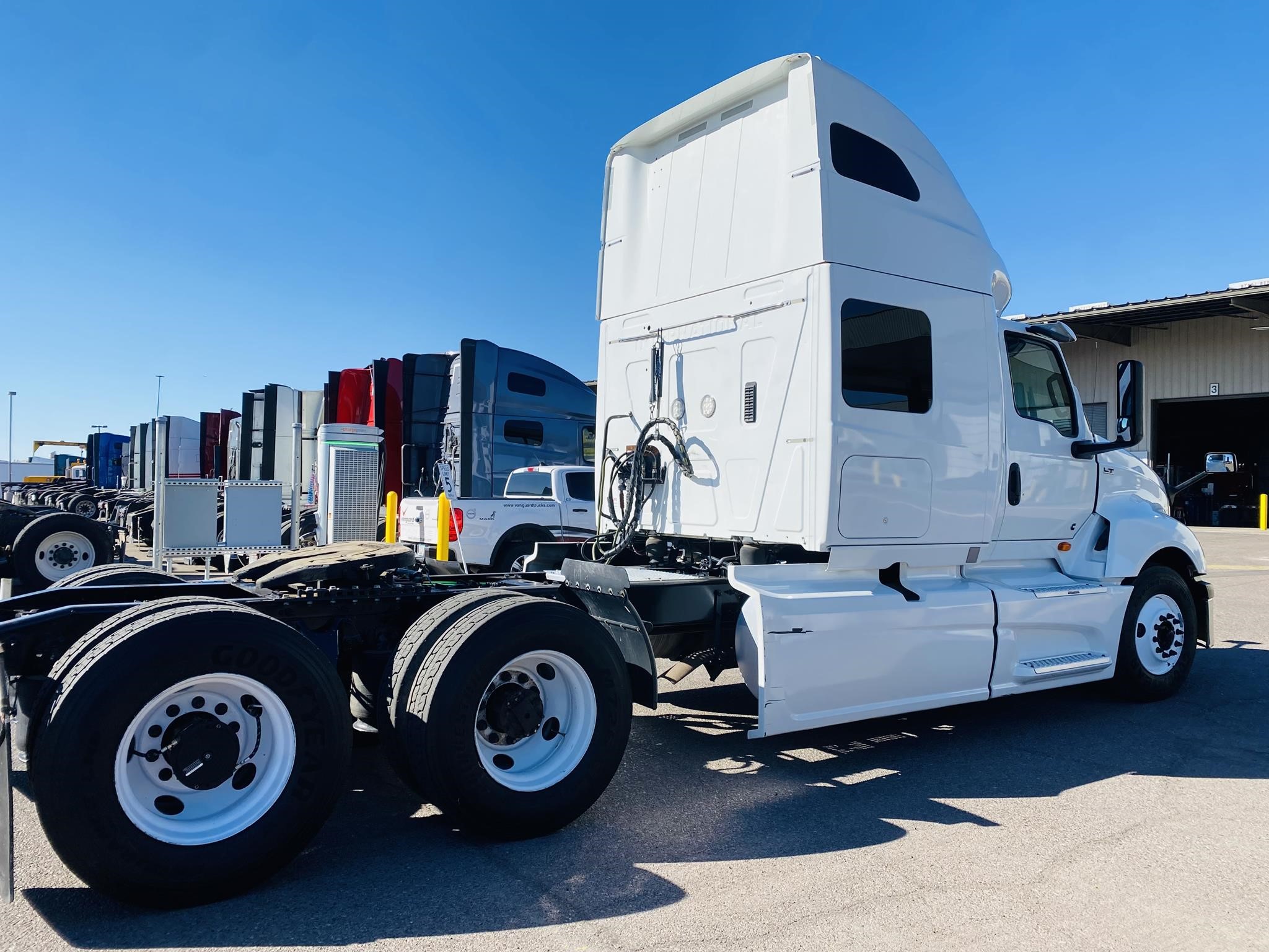 2019 INTERNATIONAL LT - image 4 of 6