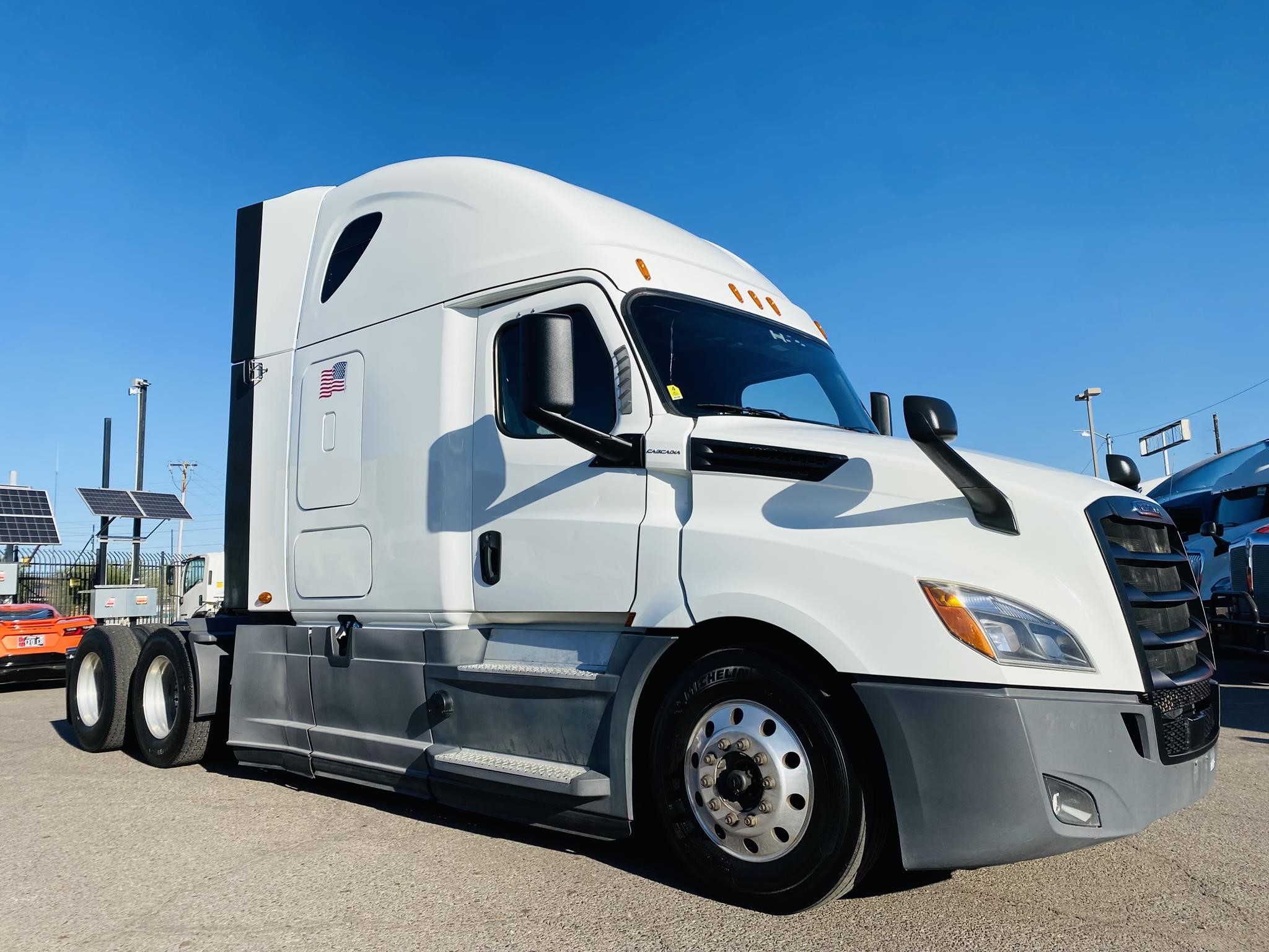 2020 FREIGHTLINER CASCADIA 126 - image 1 of 2