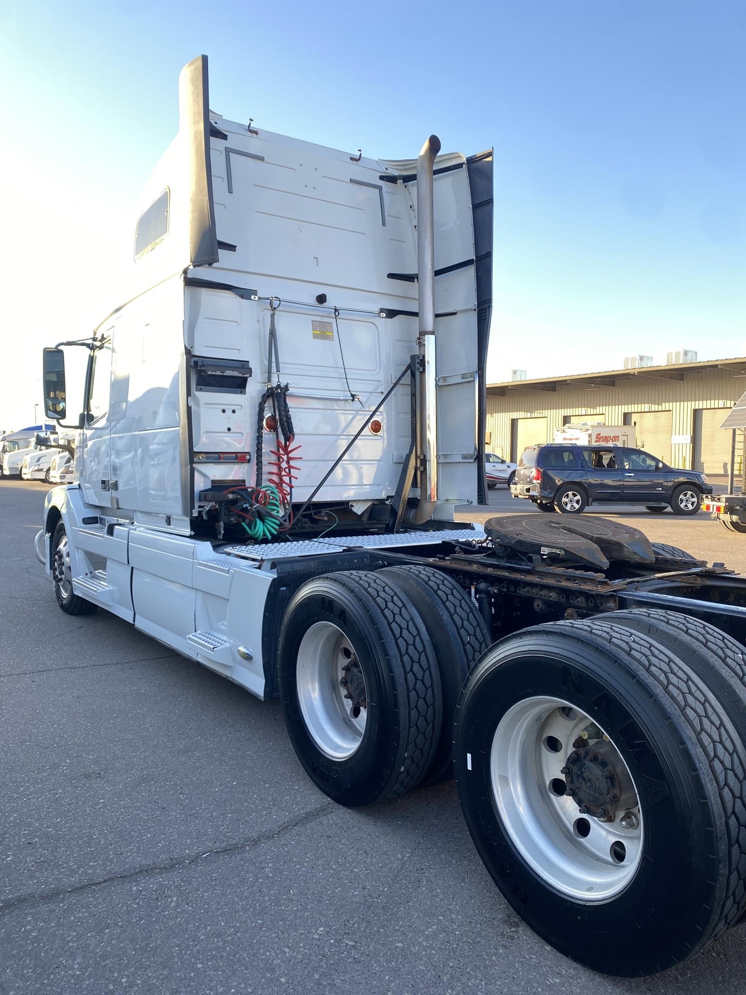 2016 VOLVO VNL42670 - image 3 of 6