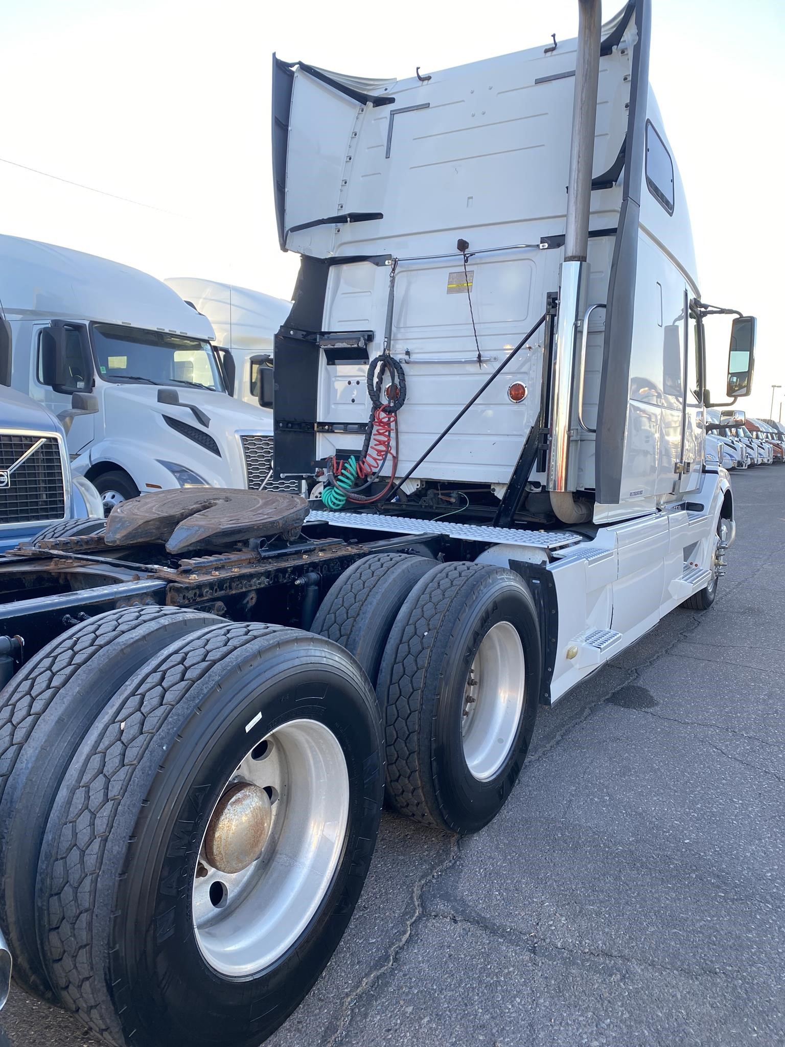 2016 VOLVO VNL42670 - image 4 of 6