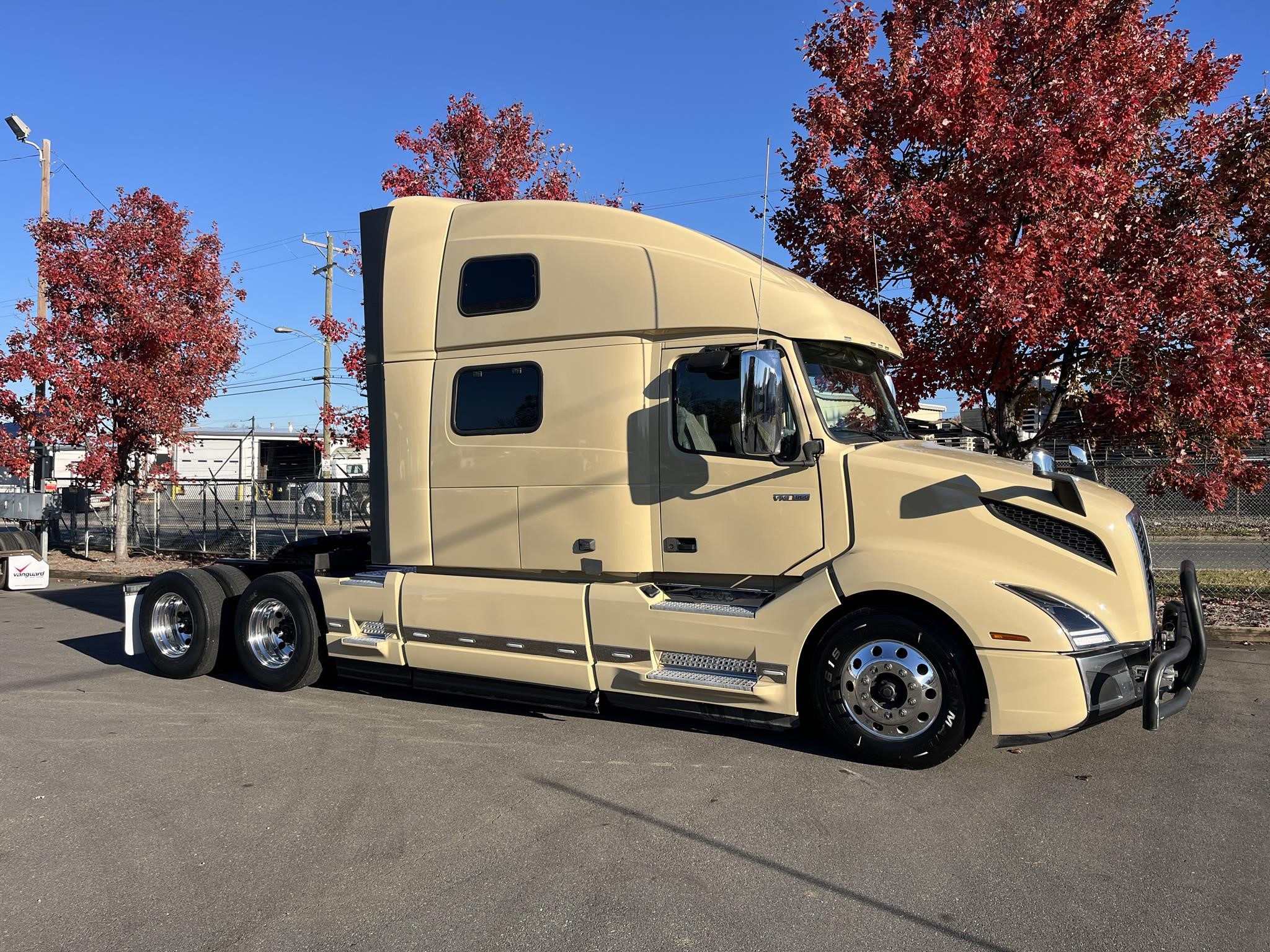 2023 VOLVO VNL64T860 - image 1 of 6