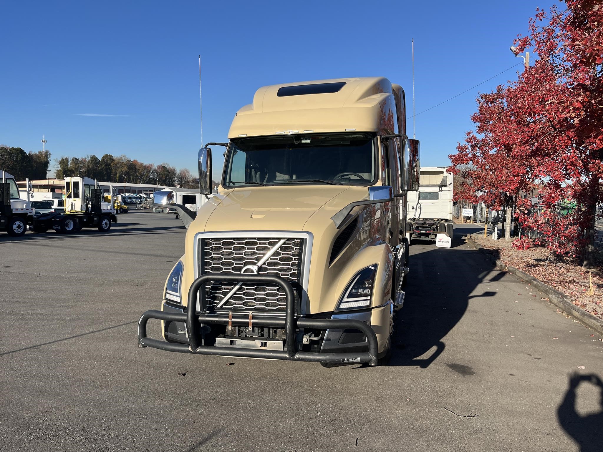 2023 VOLVO VNL64T860 - image 4 of 6