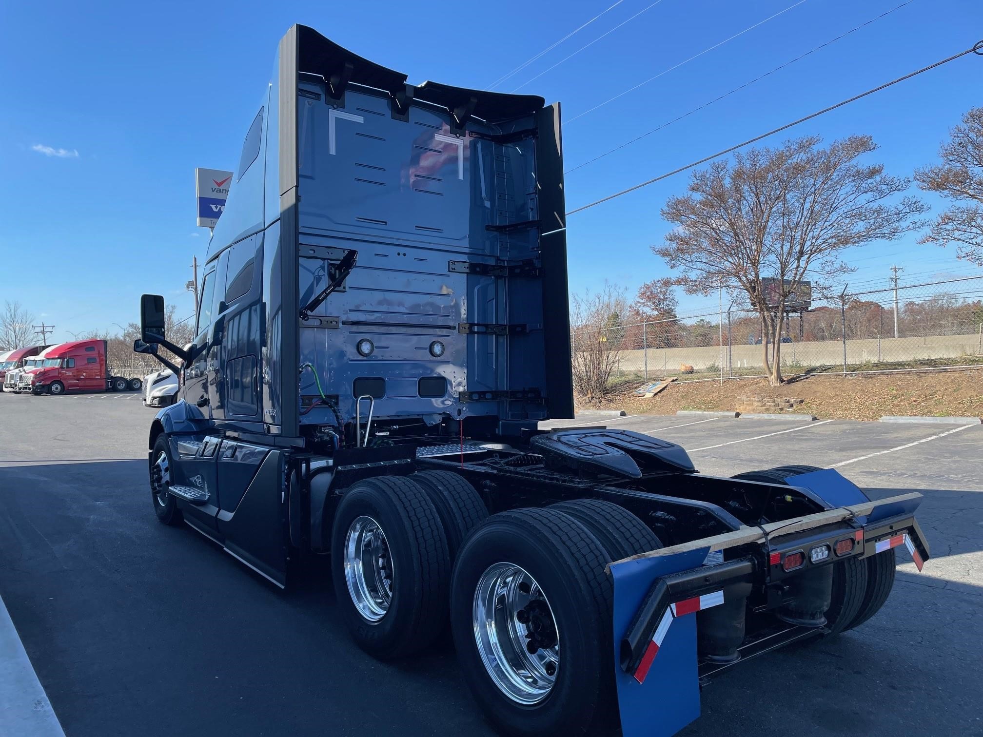 2025 VOLVO VNL64T660 - image 3 of 6