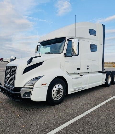 2020 VOLVO VNL64T760 - image 2 of 6