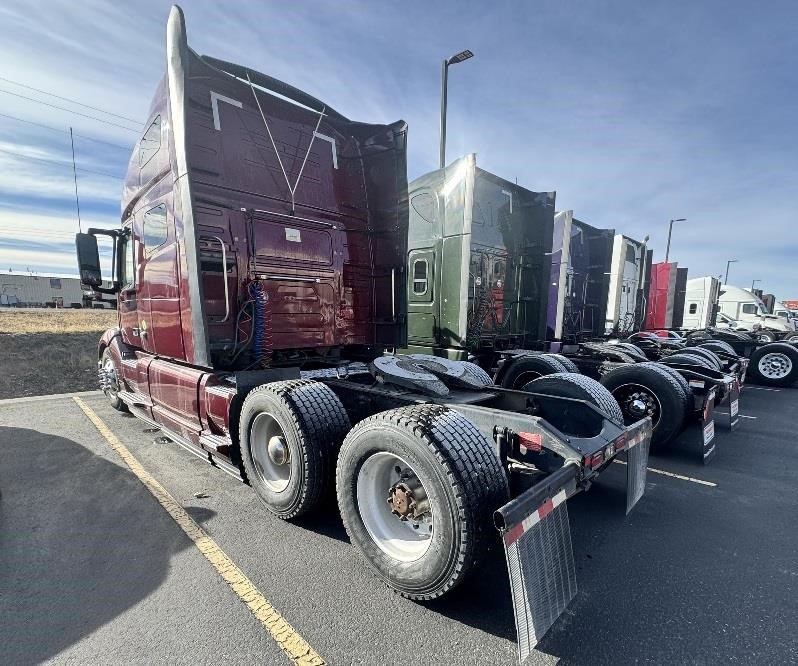 2021 VOLVO VNL64T760 - image 2 of 5