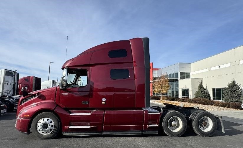 2021 VOLVO VNL64T760 - image 1 of 5