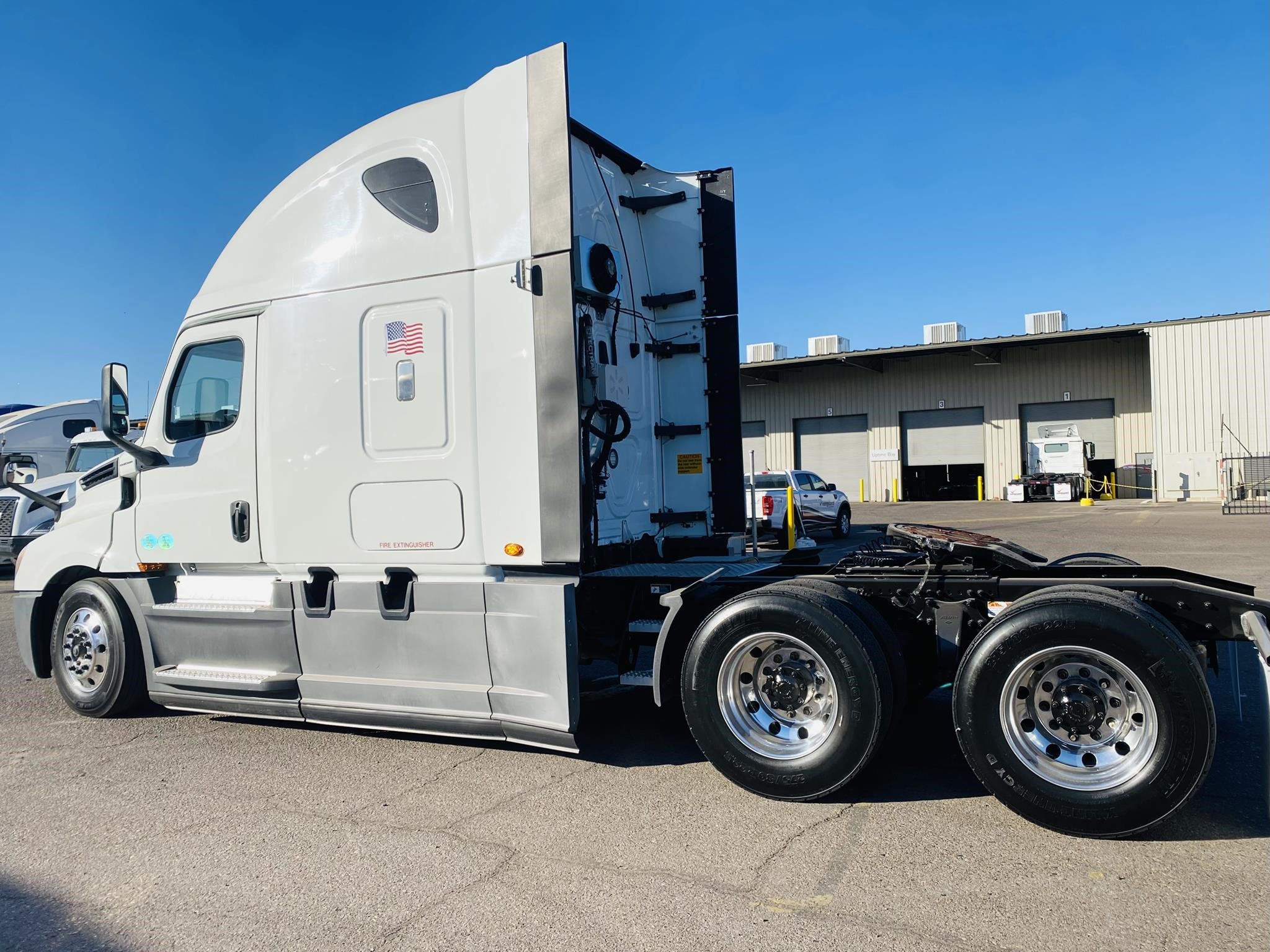 2020 FREIGHTLINER CASCADIA 126 - image 2 of 6