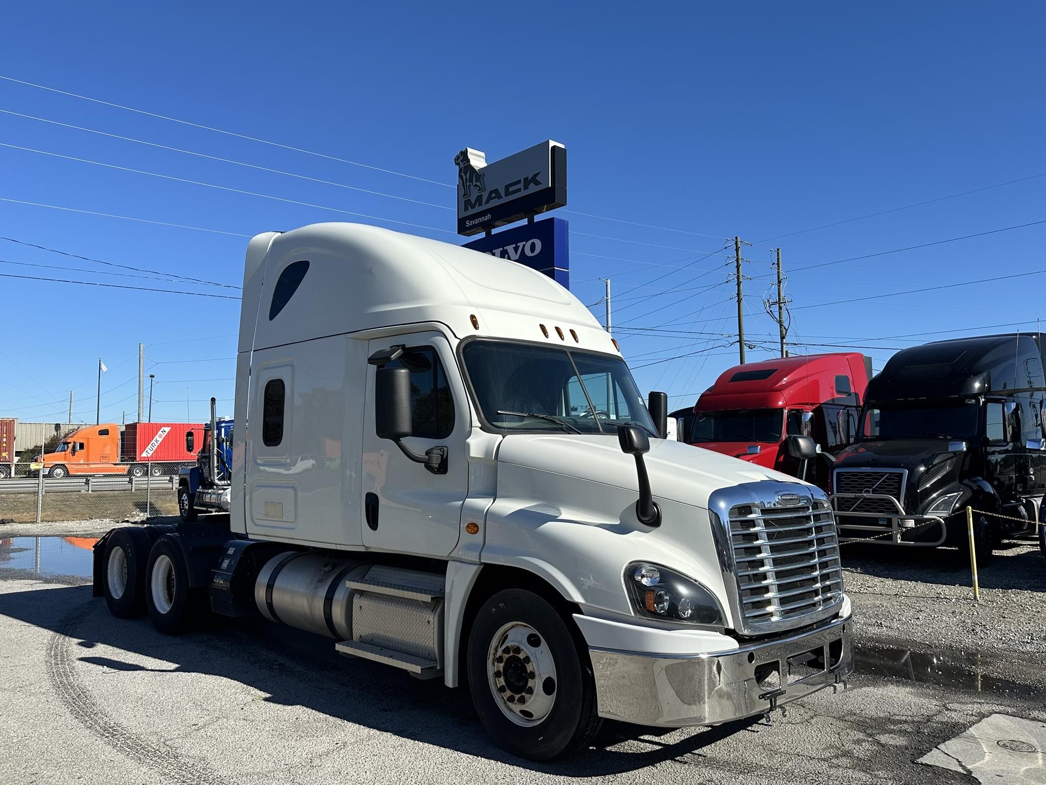 2020 FREIGHTLINER CASCADIA 126 - image 1 of 6