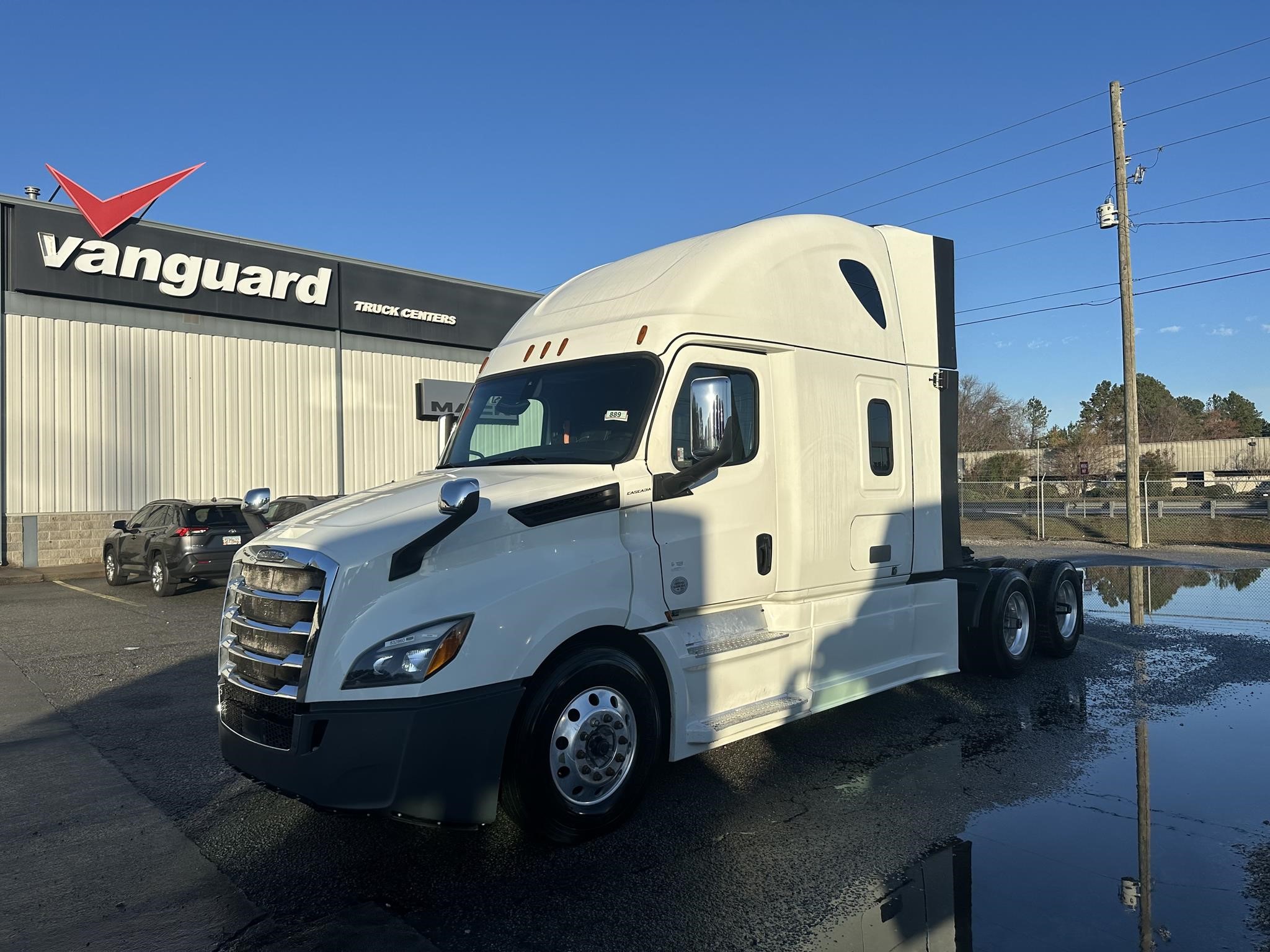 2019 FREIGHTLINER CASCADIA 126 - image 2 of 6