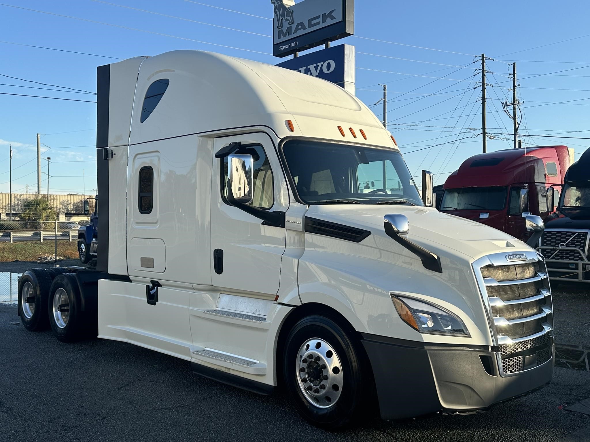 2019 FREIGHTLINER CASCADIA 126 - image 1 of 6