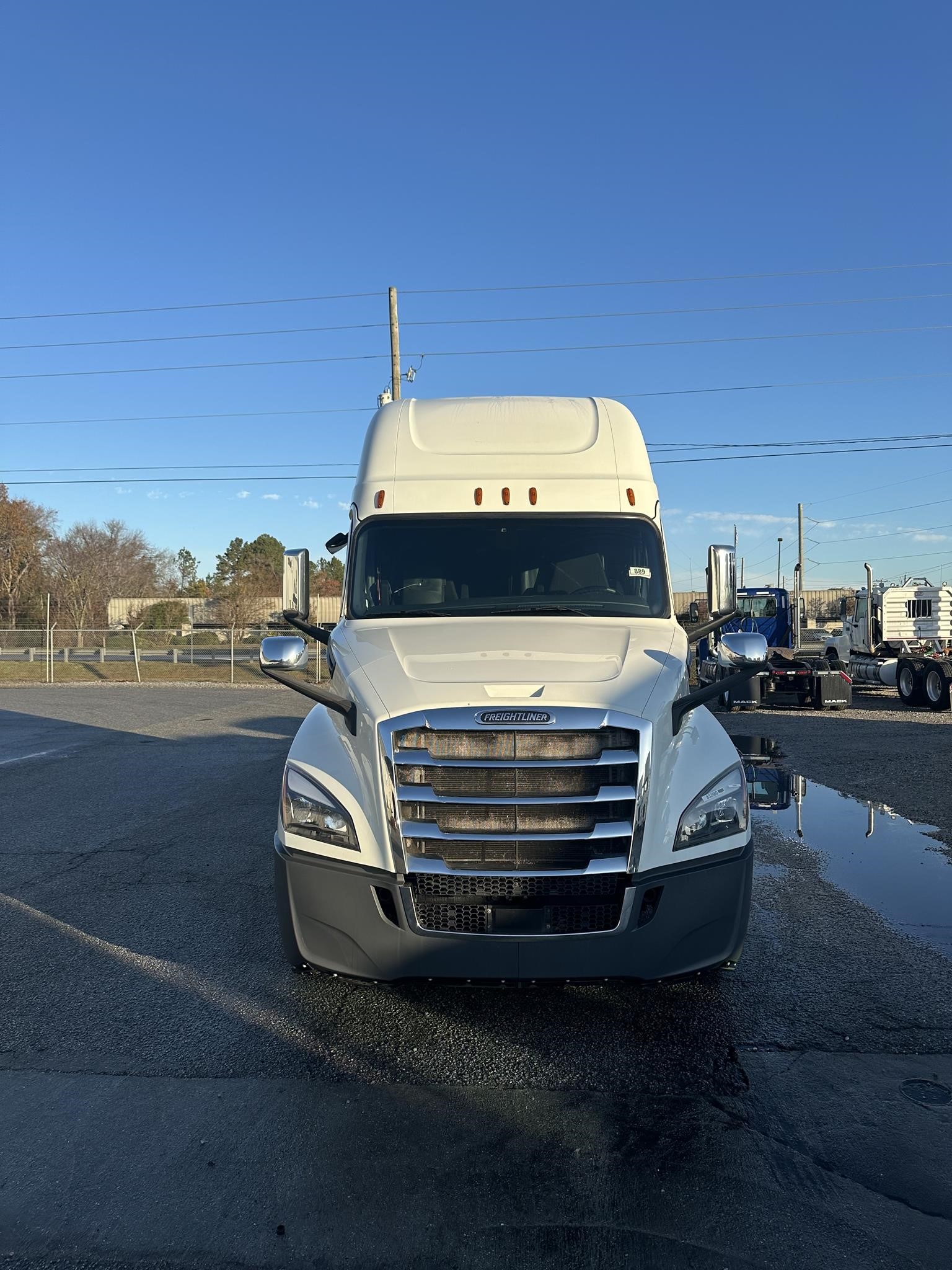 2019 FREIGHTLINER CASCADIA 126 - image 3 of 6