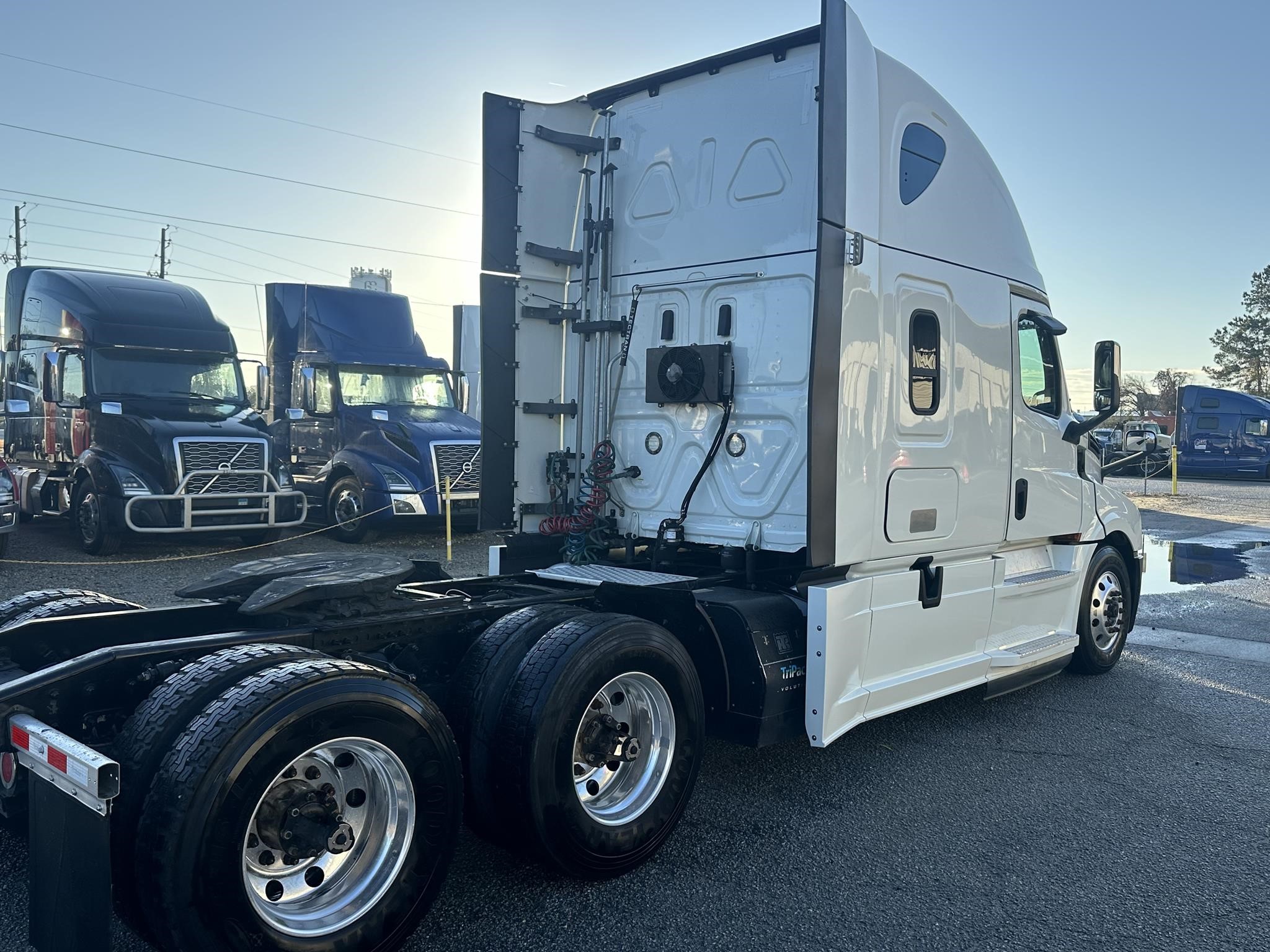 2019 FREIGHTLINER CASCADIA 126 - image 4 of 6