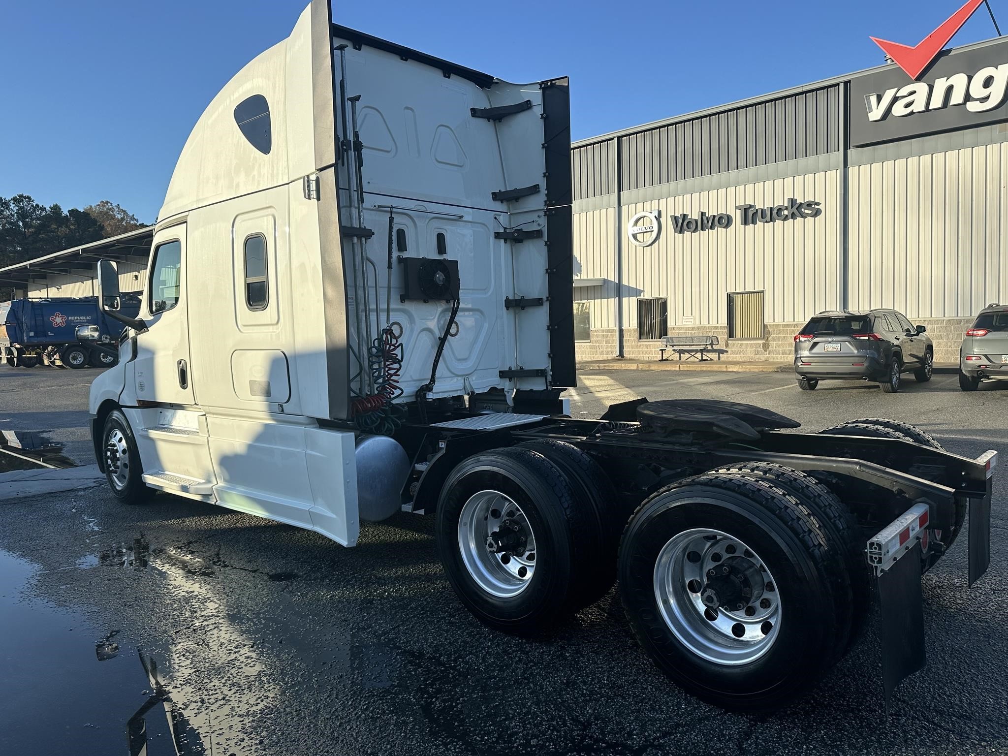 2019 FREIGHTLINER CASCADIA 126 - image 5 of 6