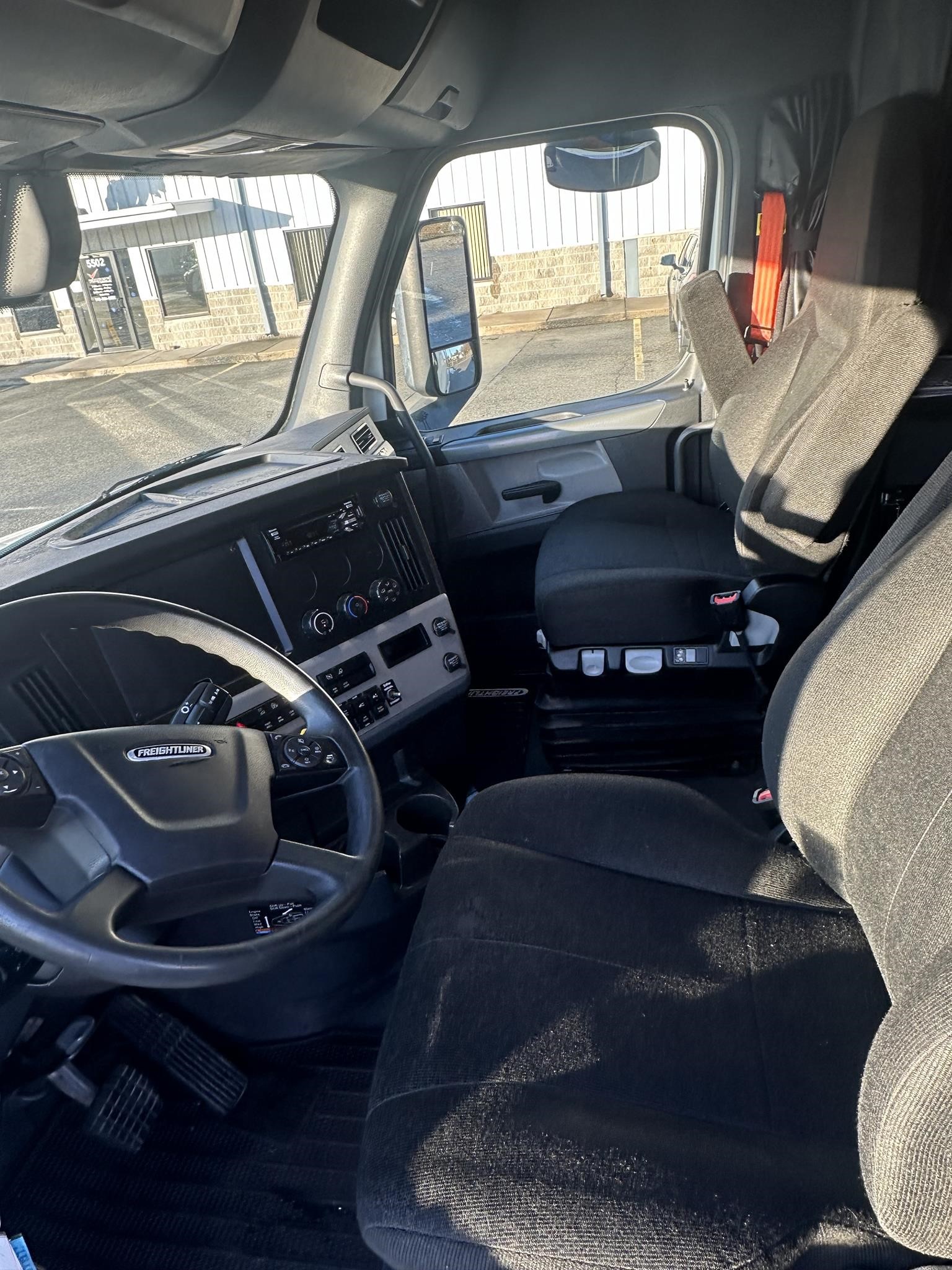 2019 FREIGHTLINER CASCADIA 126 - image 6 of 6