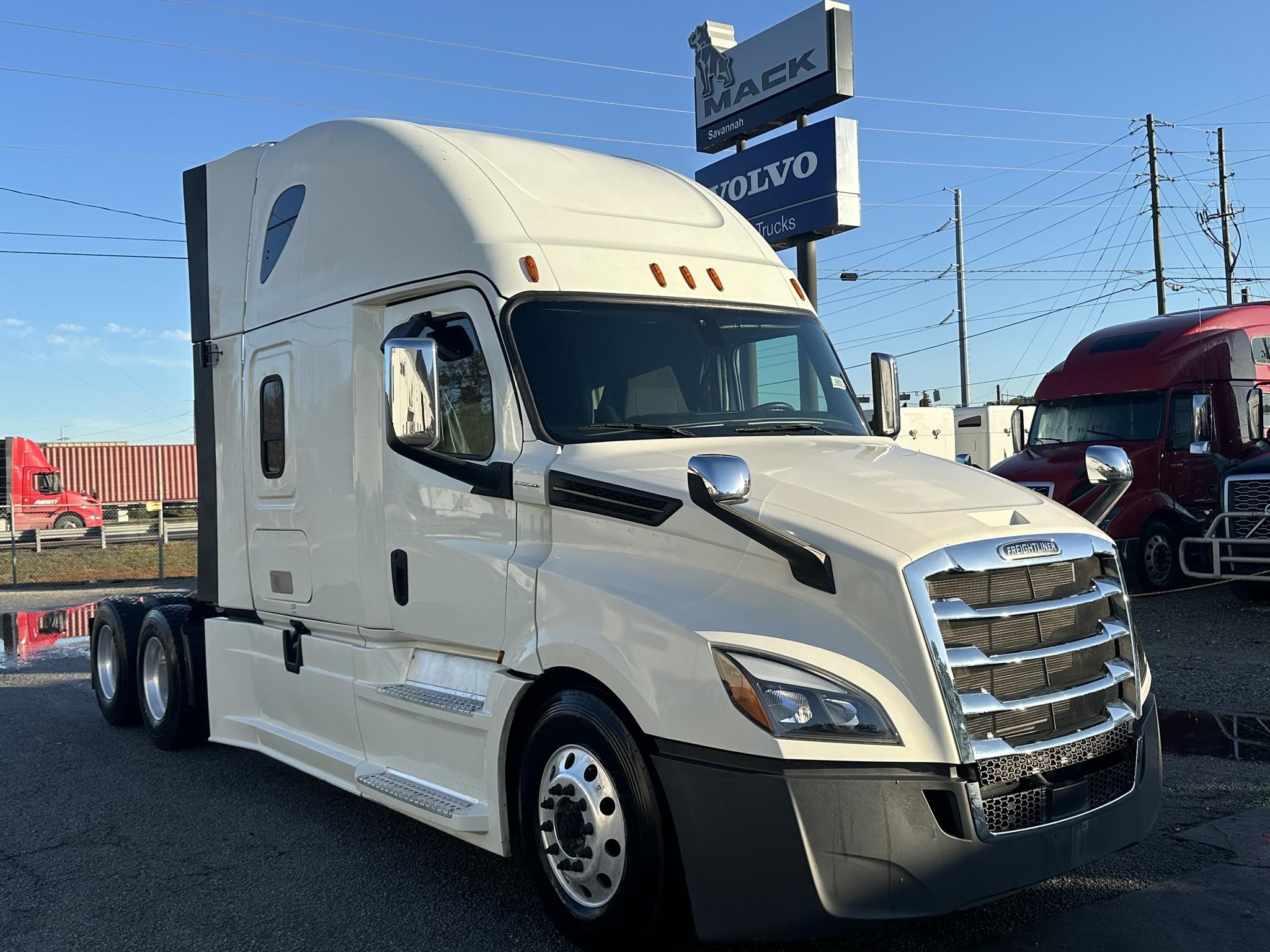 2019 FREIGHTLINER CASCADIA 126 - image 1 of 6