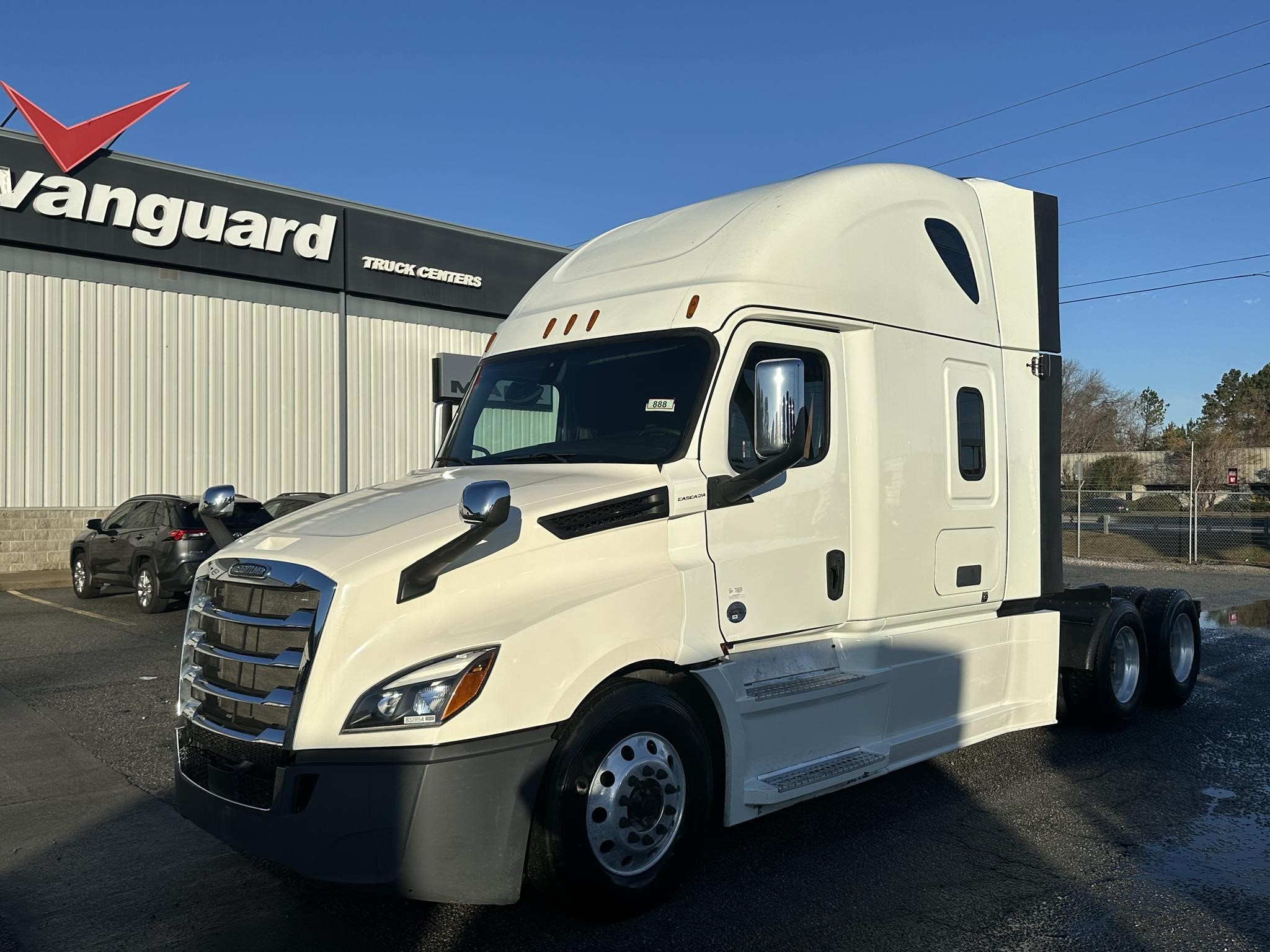 2019 FREIGHTLINER CASCADIA 126 - image 2 of 6