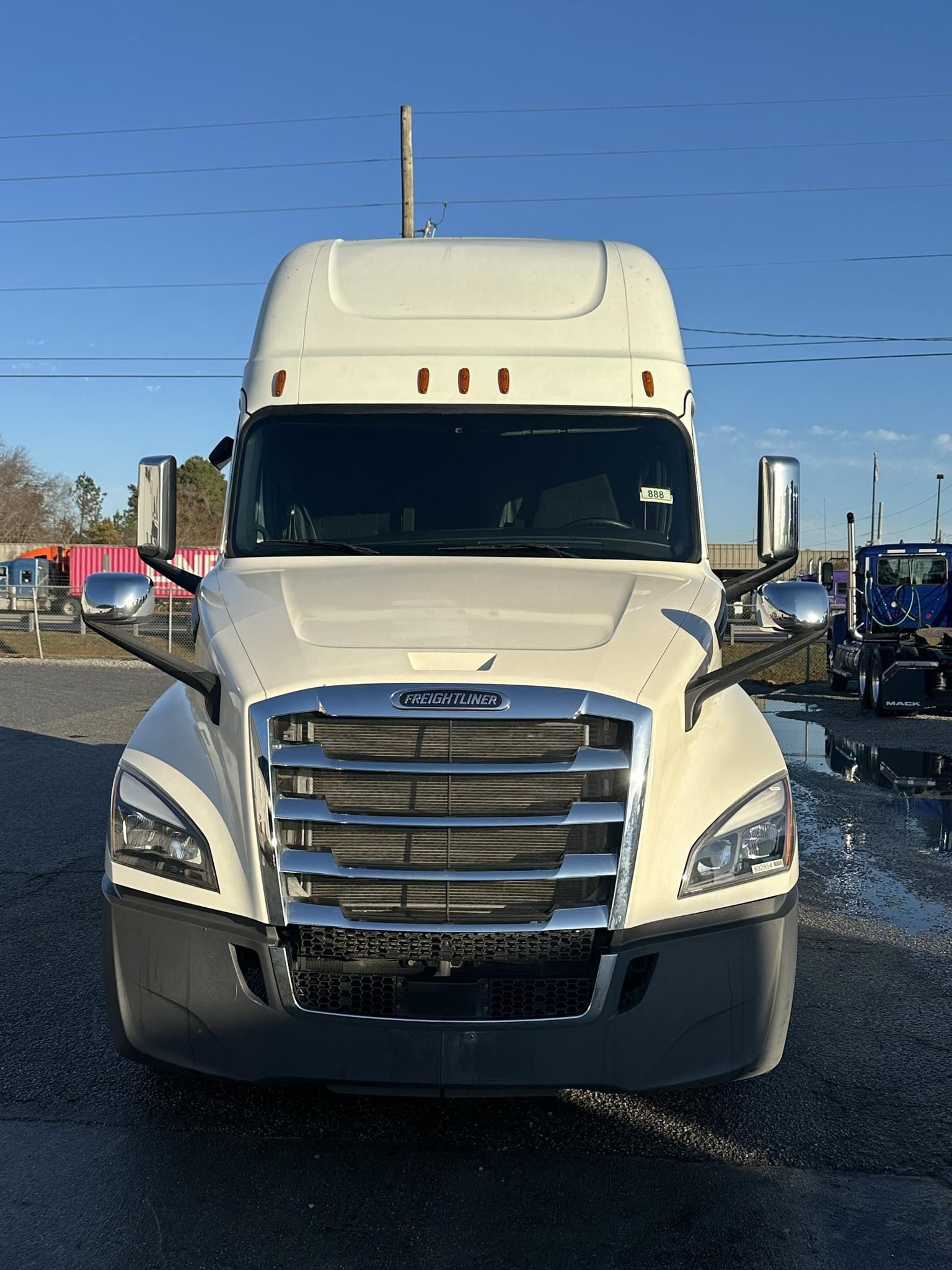 2019 FREIGHTLINER CASCADIA 126 - image 3 of 6