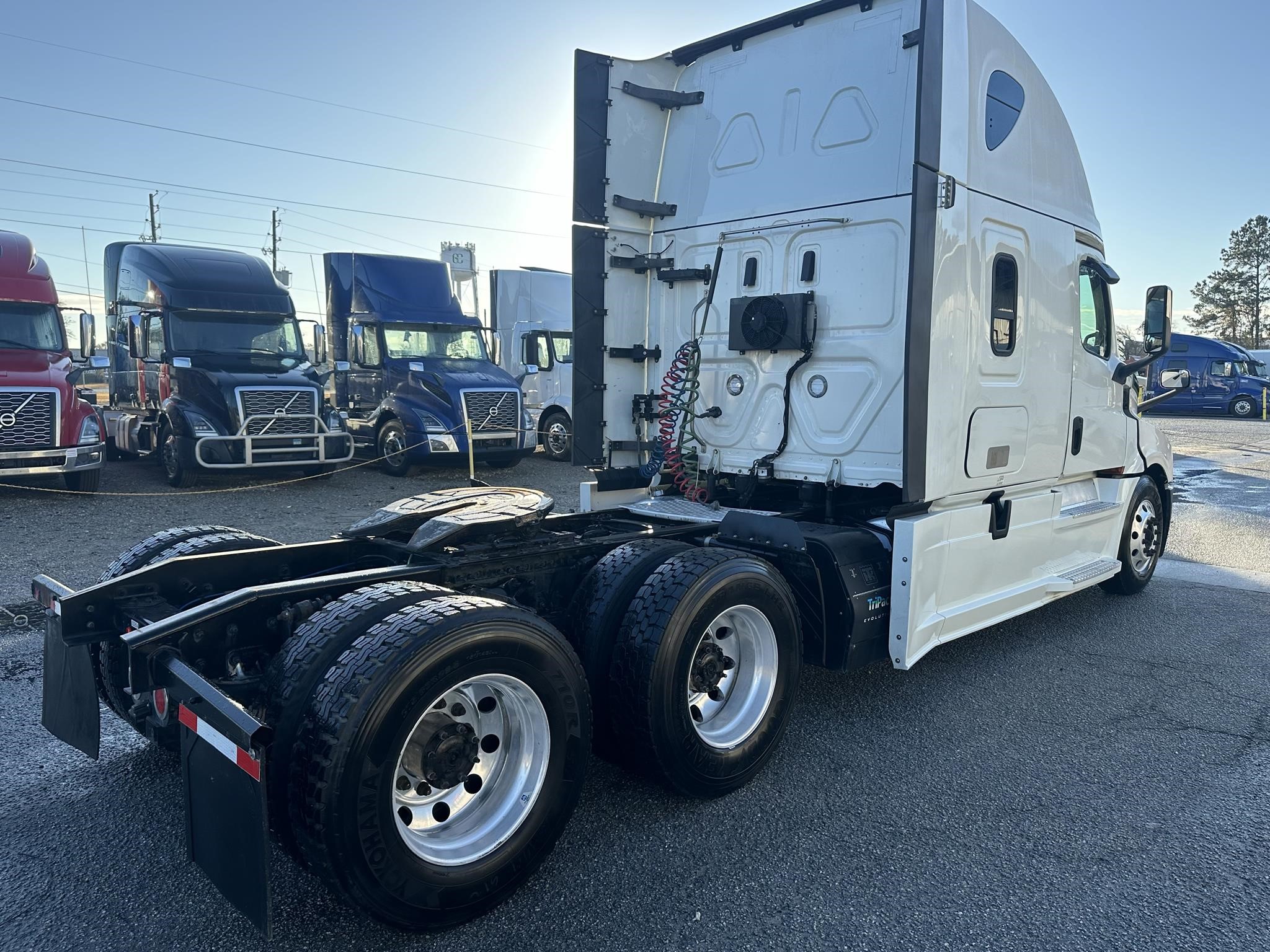 2019 FREIGHTLINER CASCADIA 126 - image 4 of 6