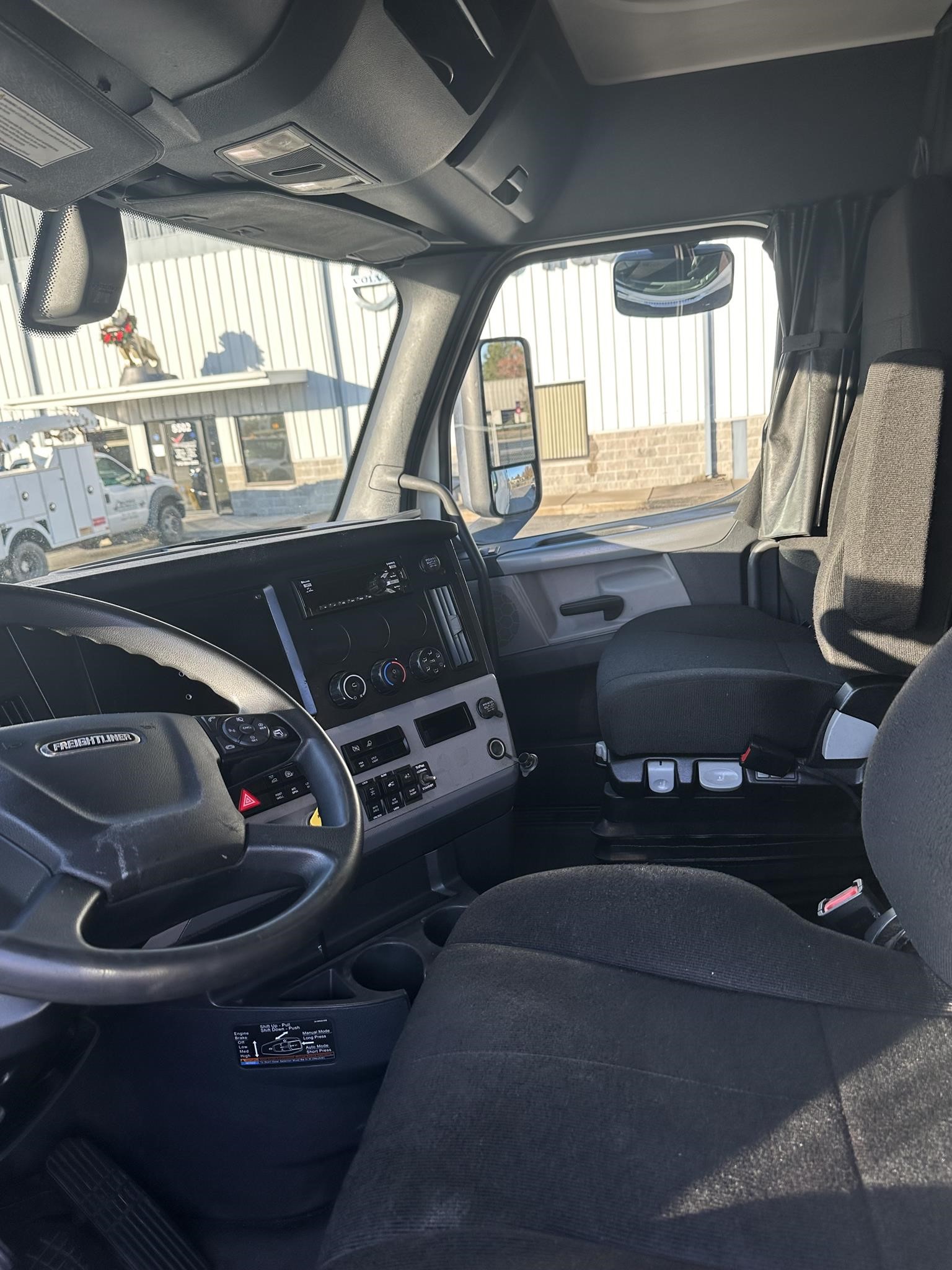 2019 FREIGHTLINER CASCADIA 126 - image 6 of 6