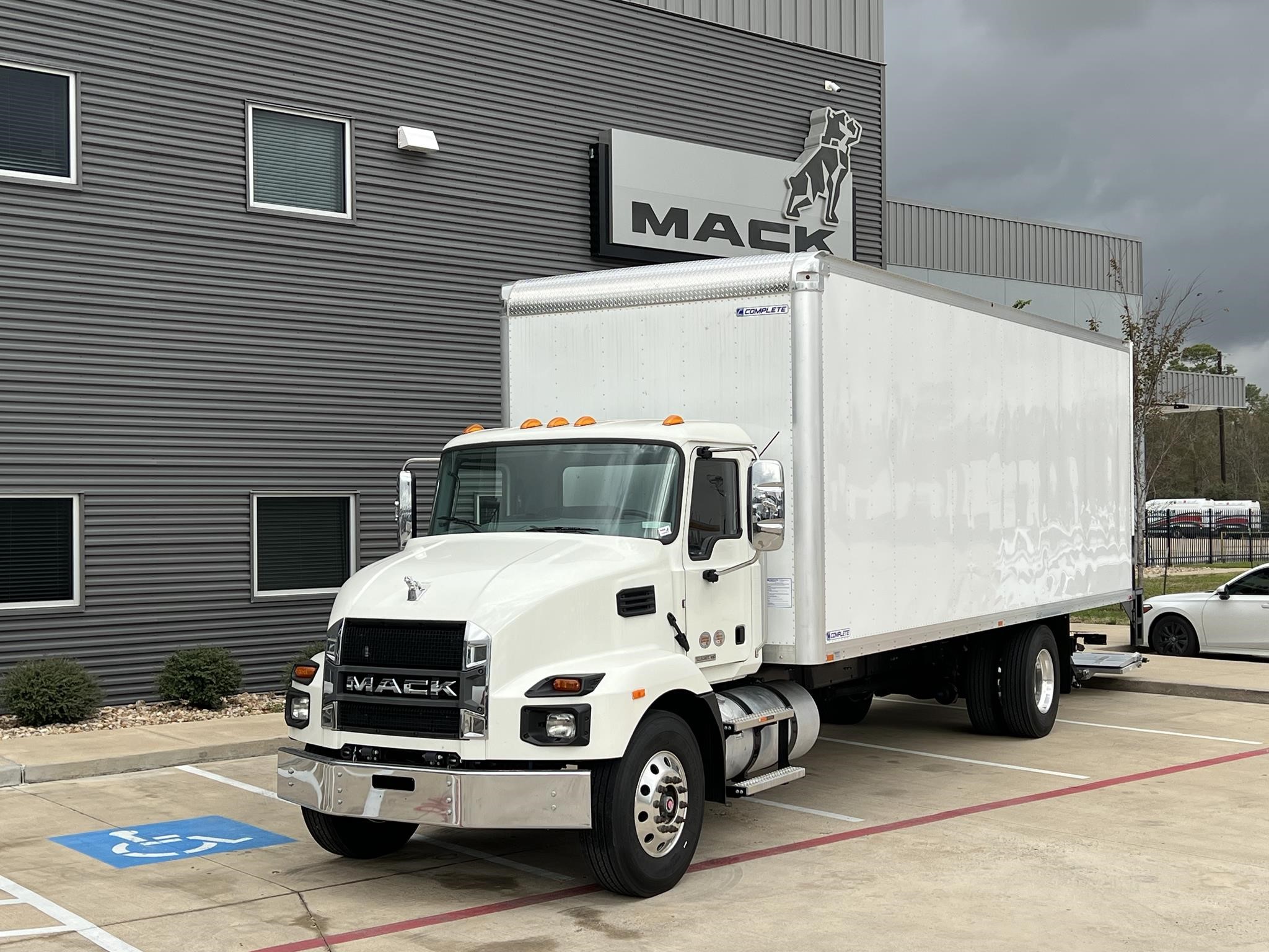 2025 MACK MD6 - image 1 of 6