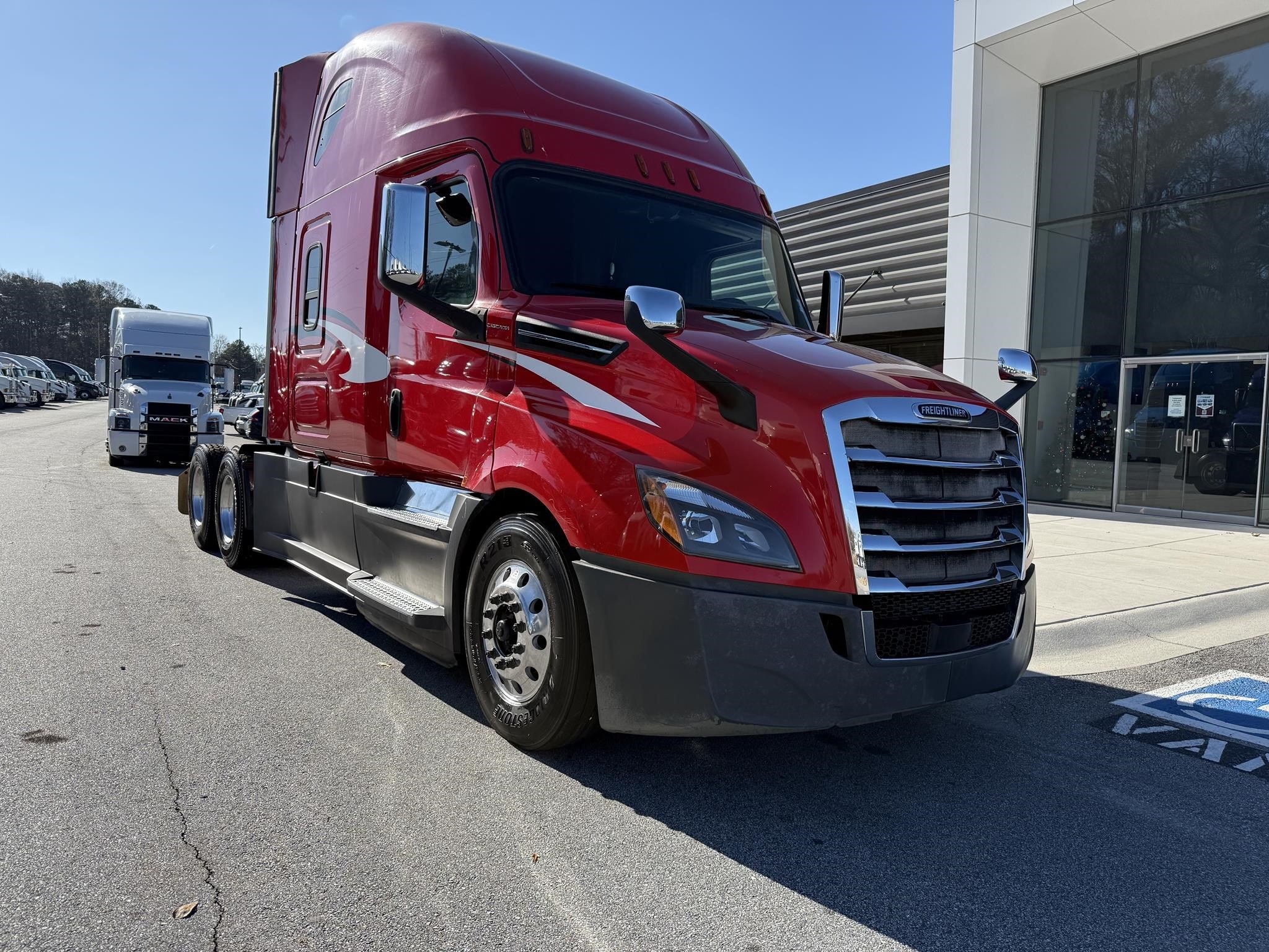 2020 FREIGHTLINER CASCADIA 126 - image 1 of 6