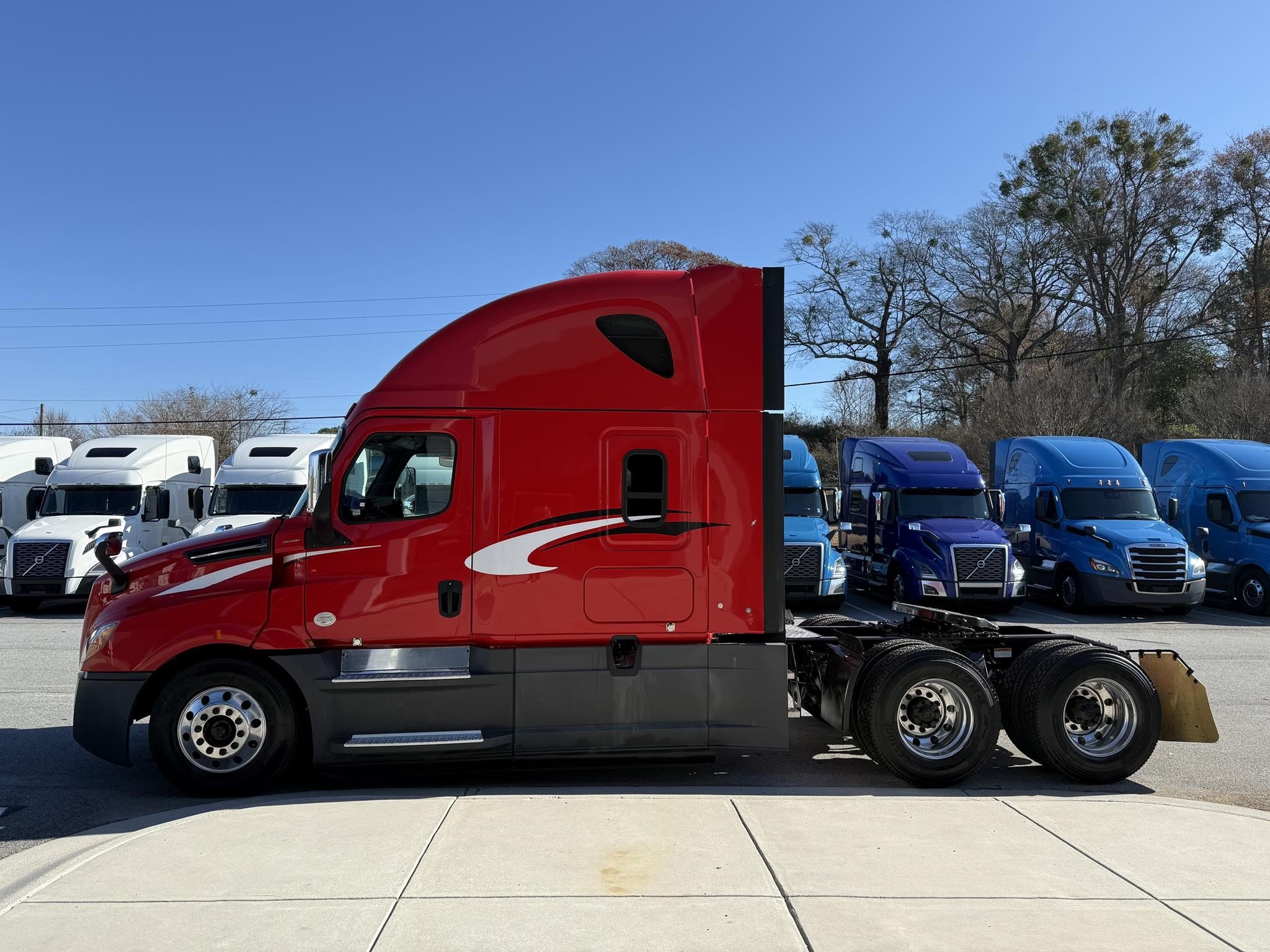 2020 FREIGHTLINER CASCADIA 126 - image 4 of 6