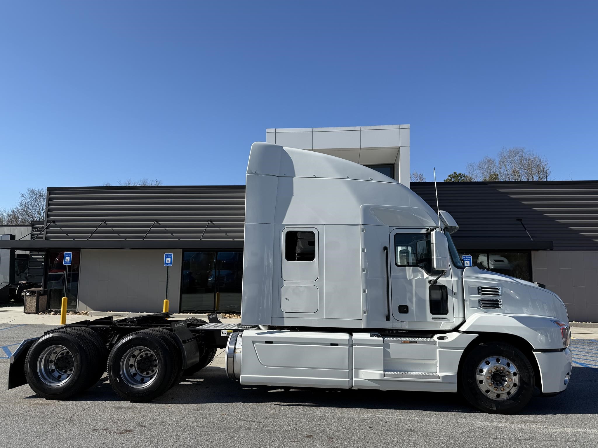 2023 MACK ANTHEM 64T - image 2 of 6