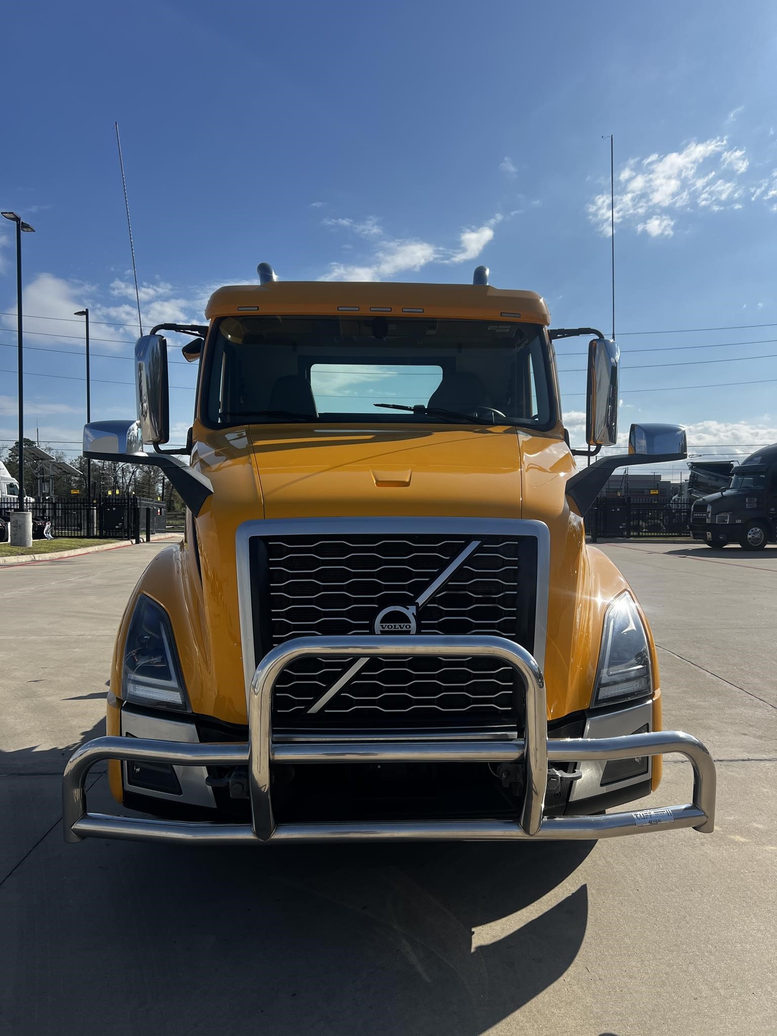 2021 VOLVO VNL62T300 - image 2 of 6