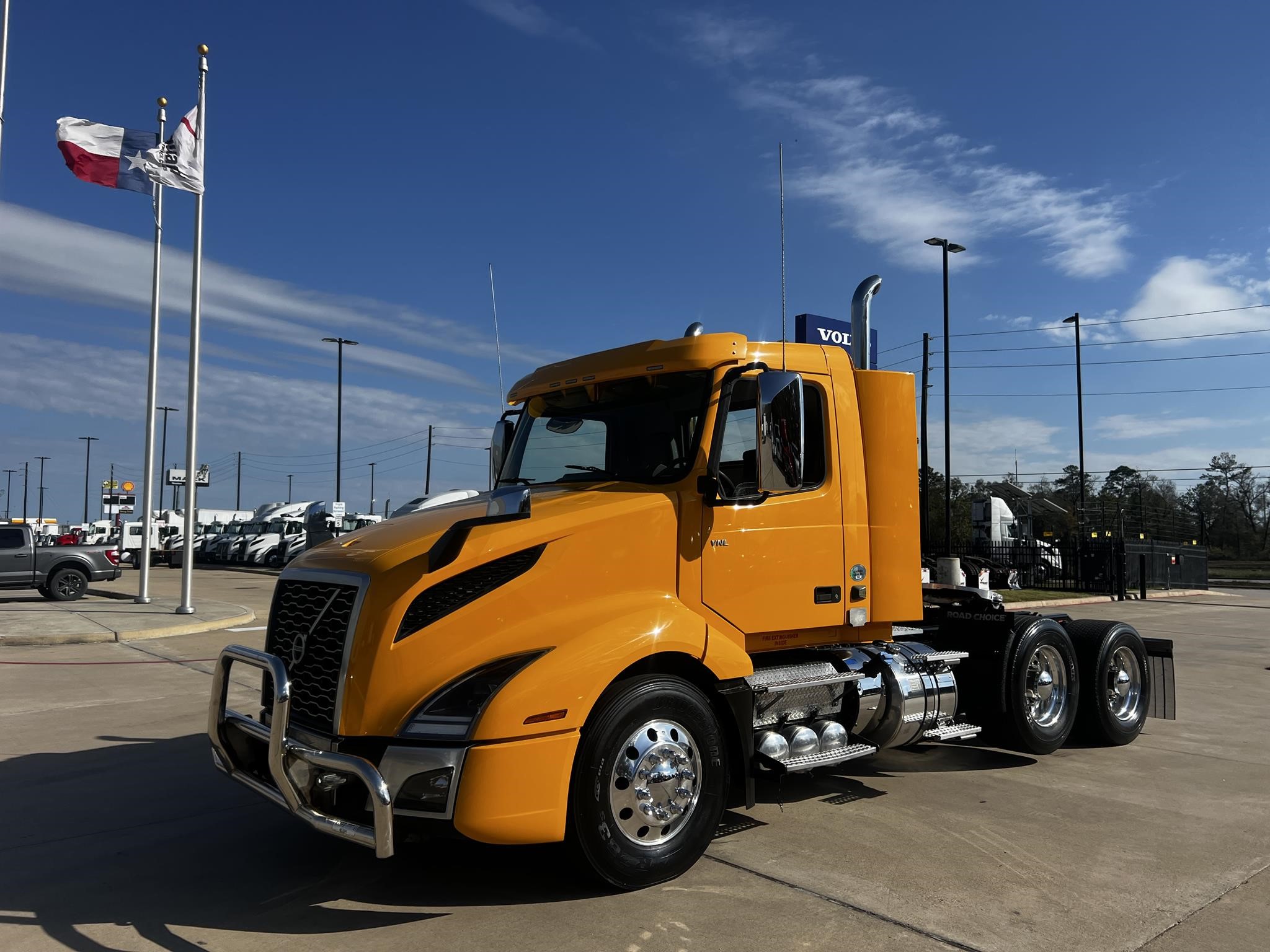 2021 VOLVO VNL62T300 - image 1 of 6