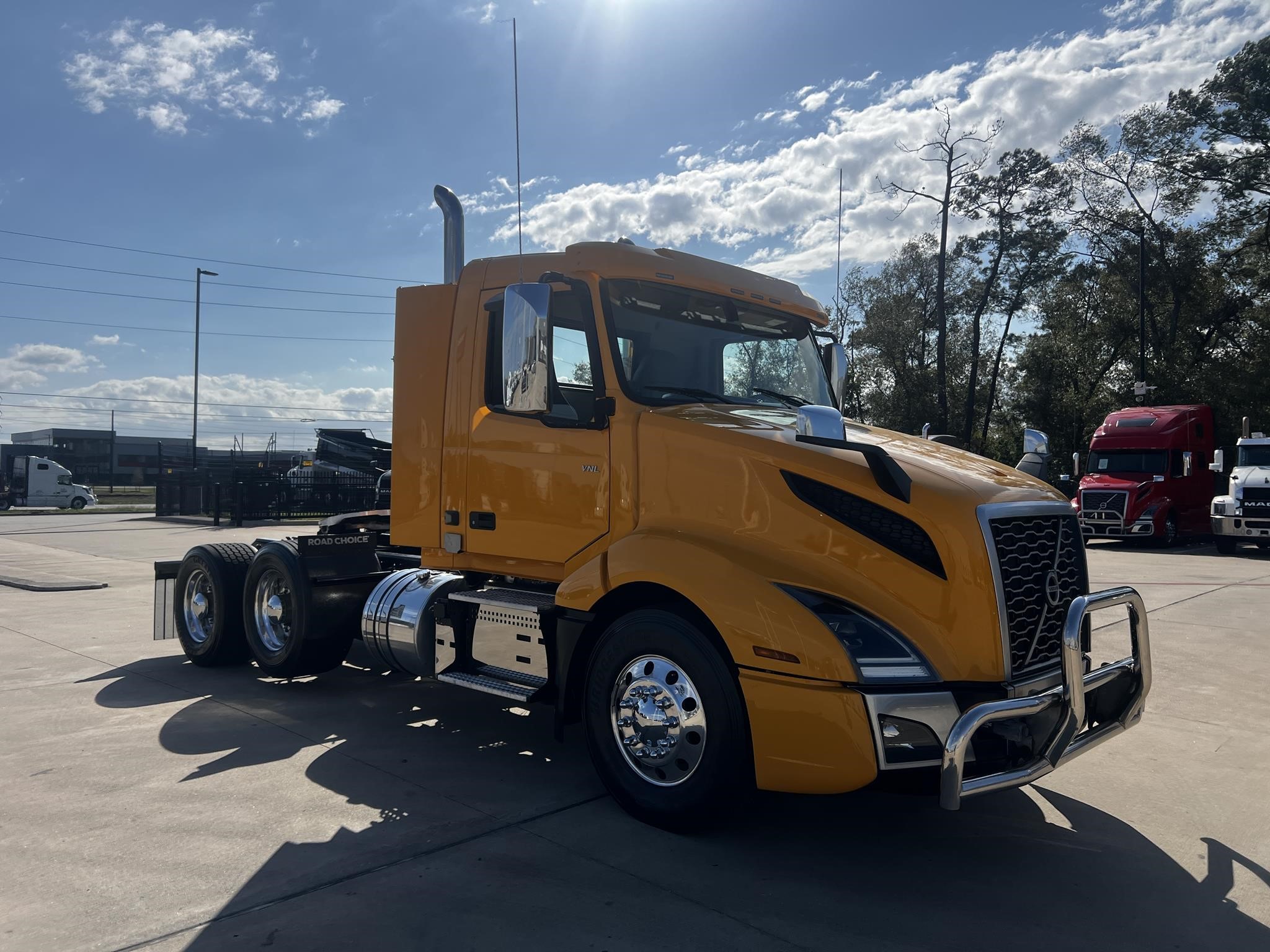 2021 VOLVO VNL62T300 - image 3 of 6