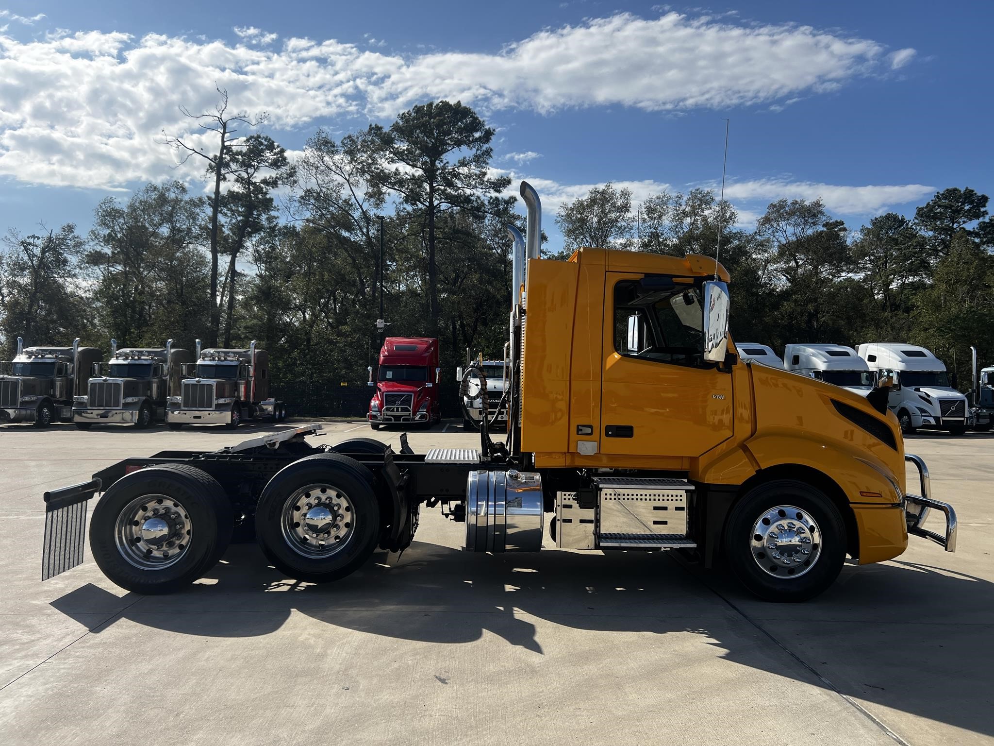 2021 VOLVO VNL62T300 - image 4 of 6