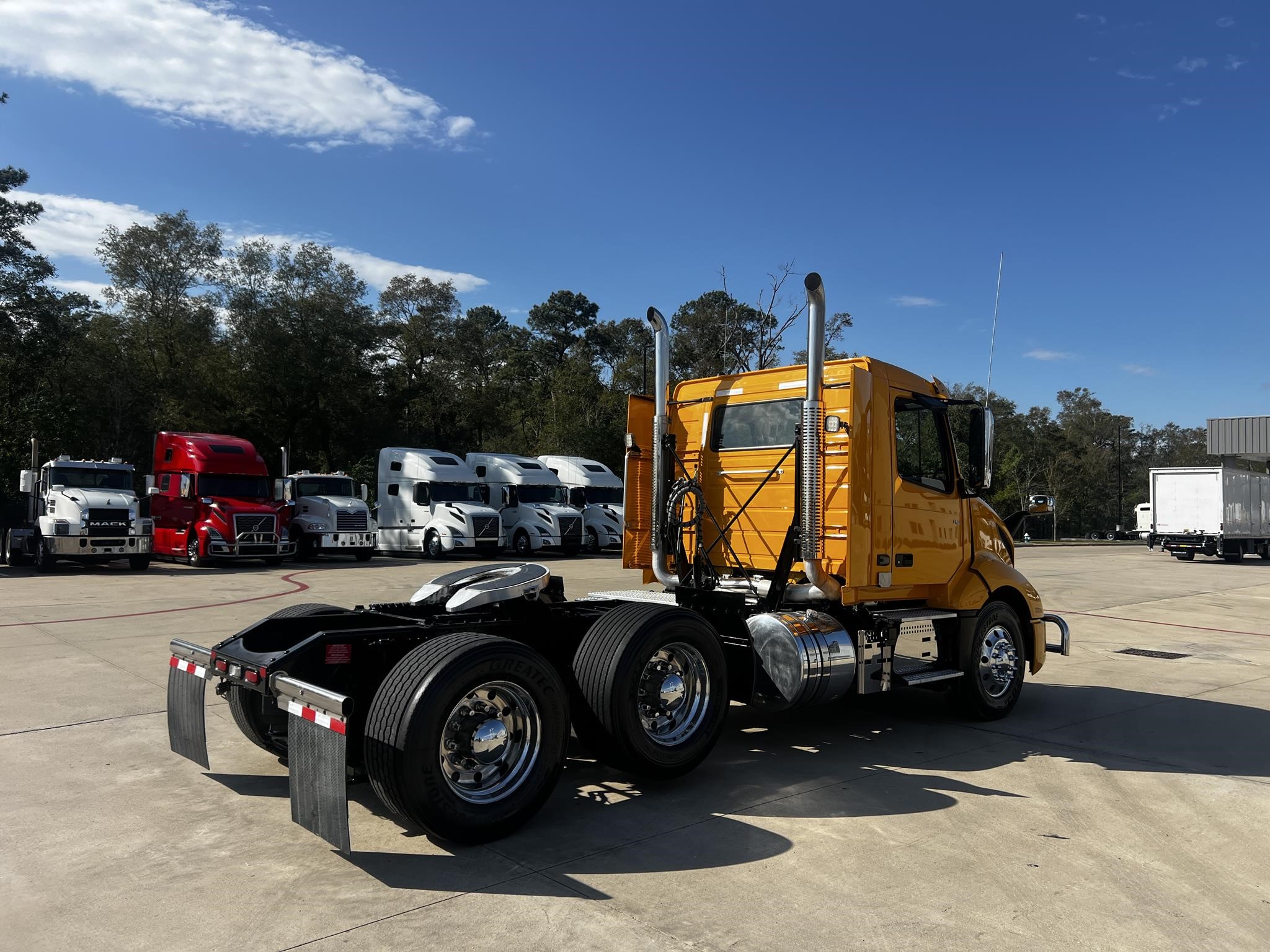 2021 VOLVO VNL62T300 - image 5 of 6