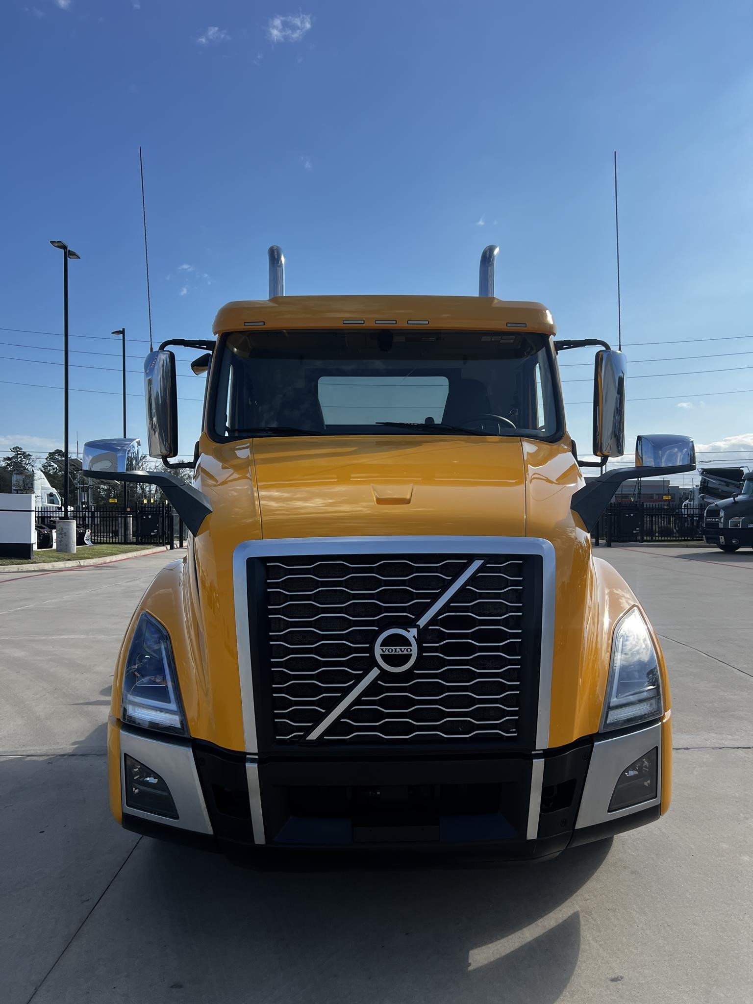 2021 VOLVO VNL62T300 - image 2 of 6