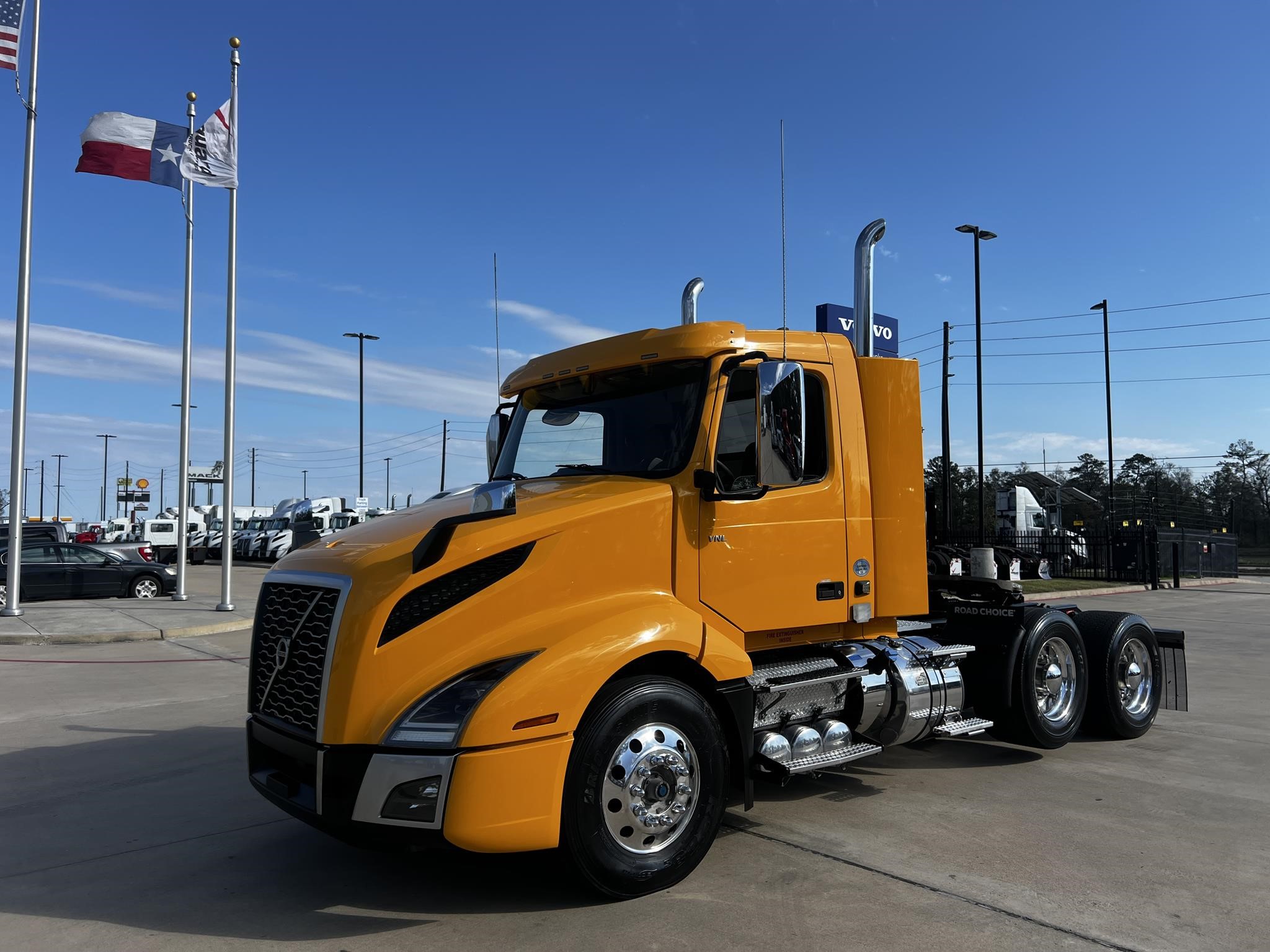 2021 VOLVO VNL62T300 - image 1 of 6