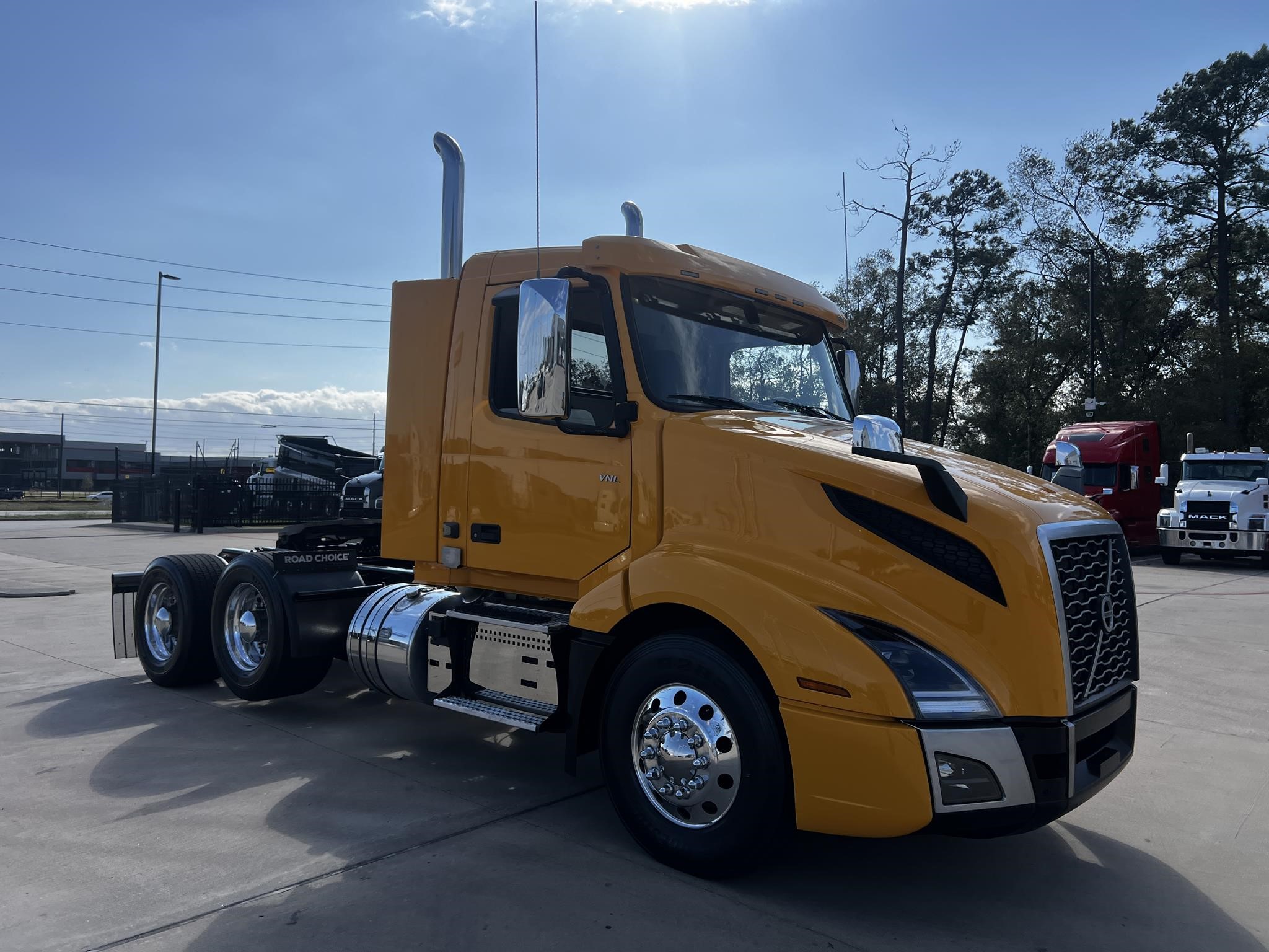 2021 VOLVO VNL62T300 - image 3 of 6