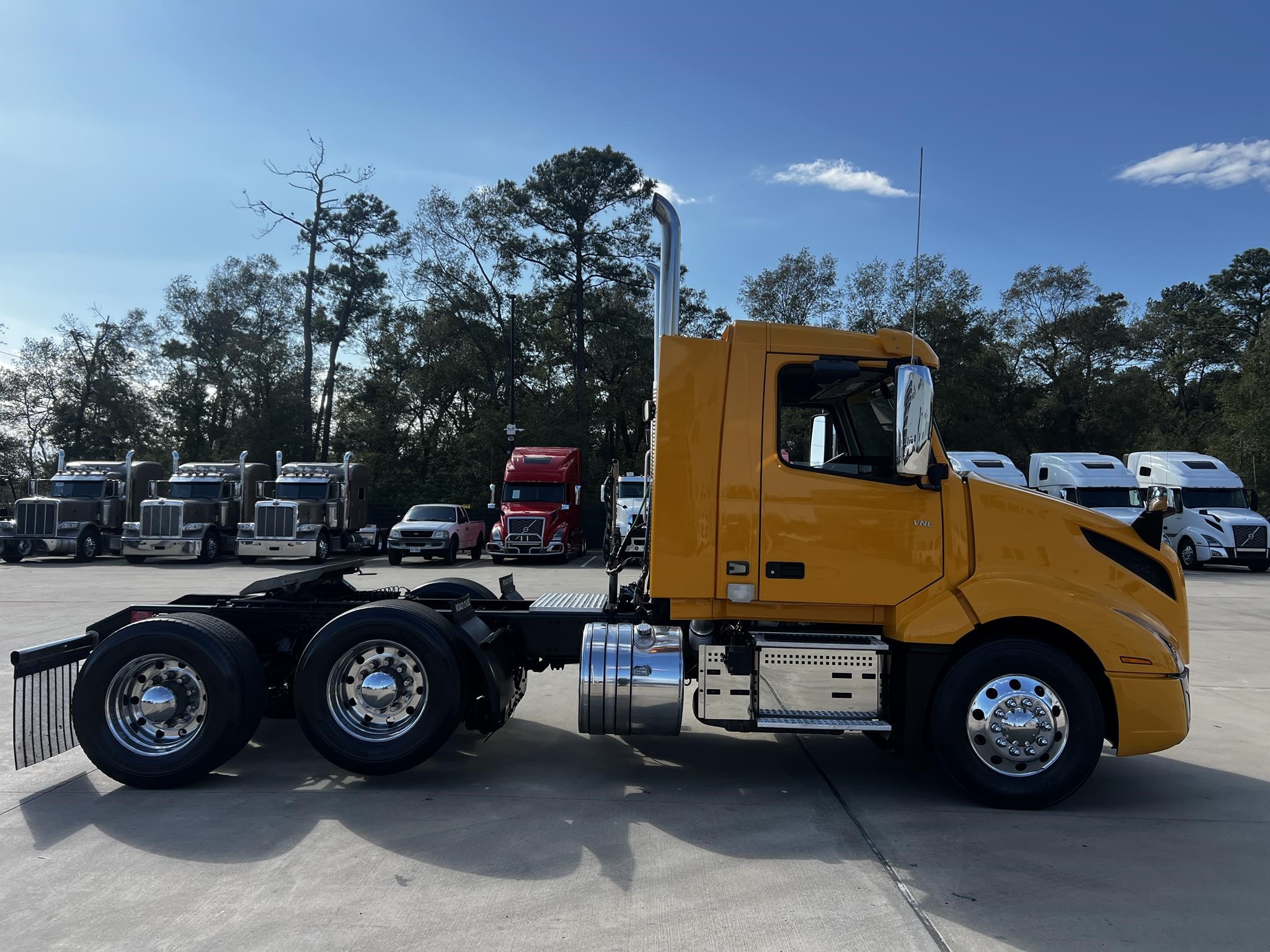 2021 VOLVO VNL62T300 - image 4 of 6