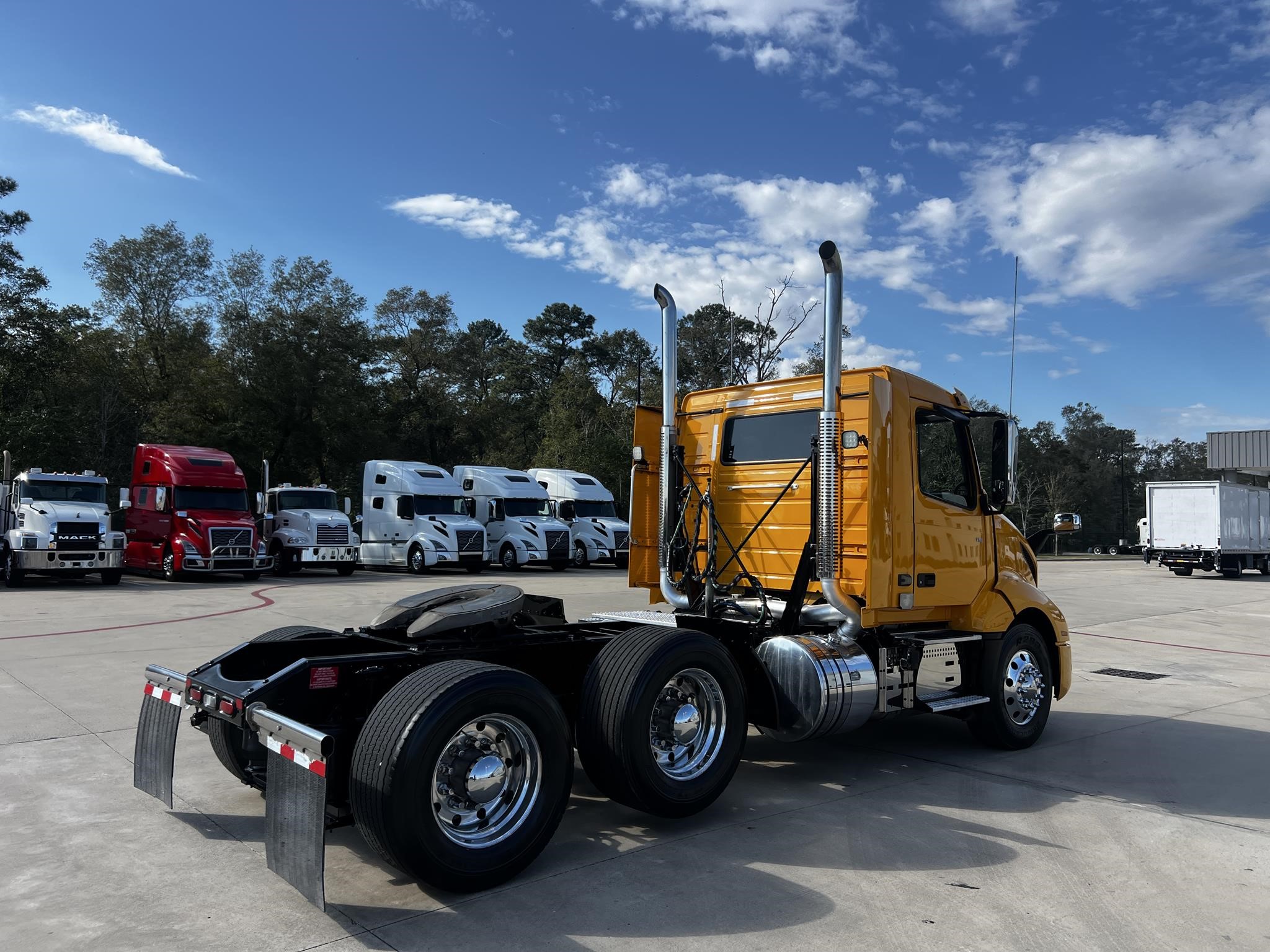 2021 VOLVO VNL62T300 - image 5 of 6