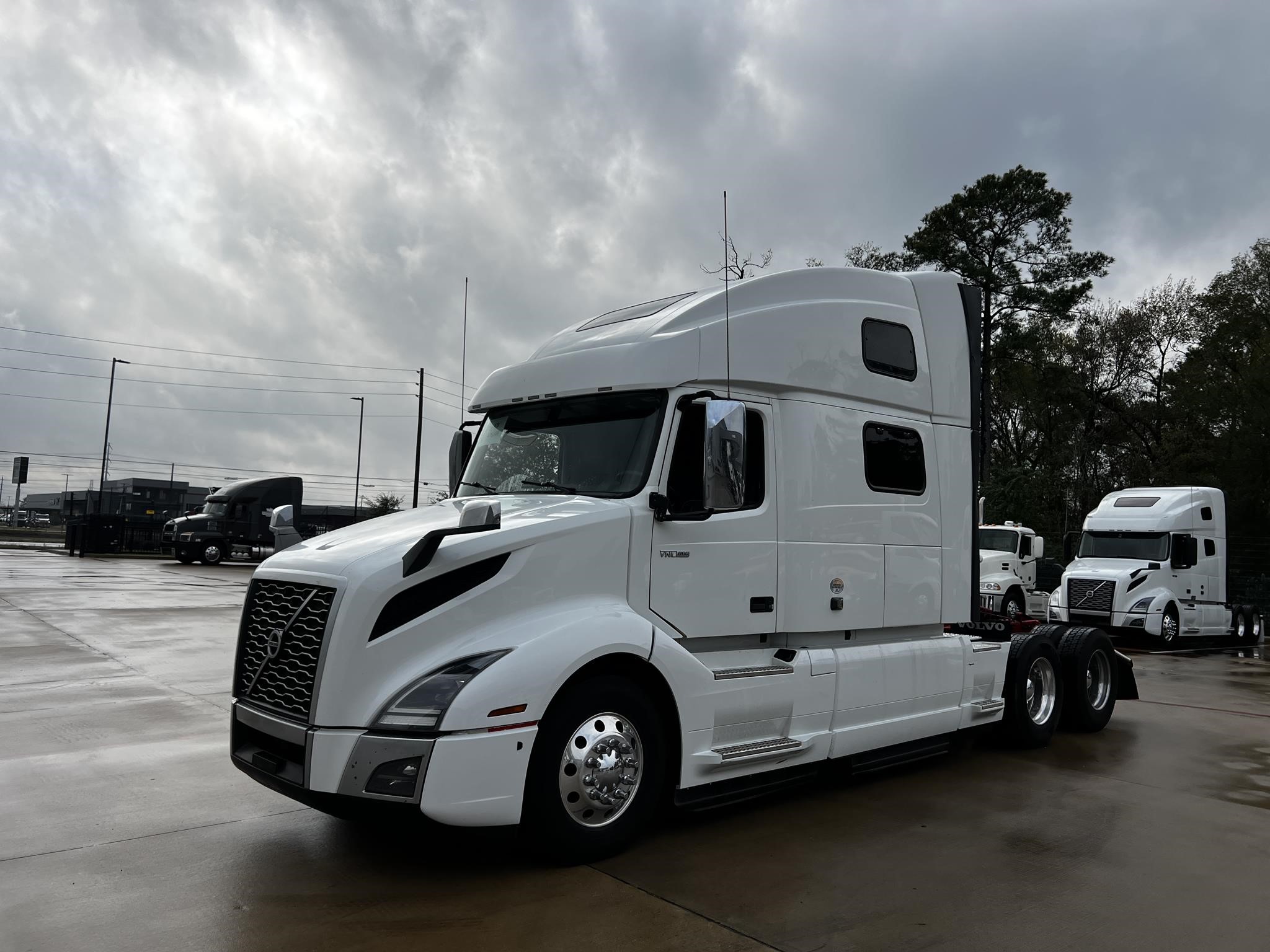 2020 VOLVO VNL64T860 - image 1 of 6