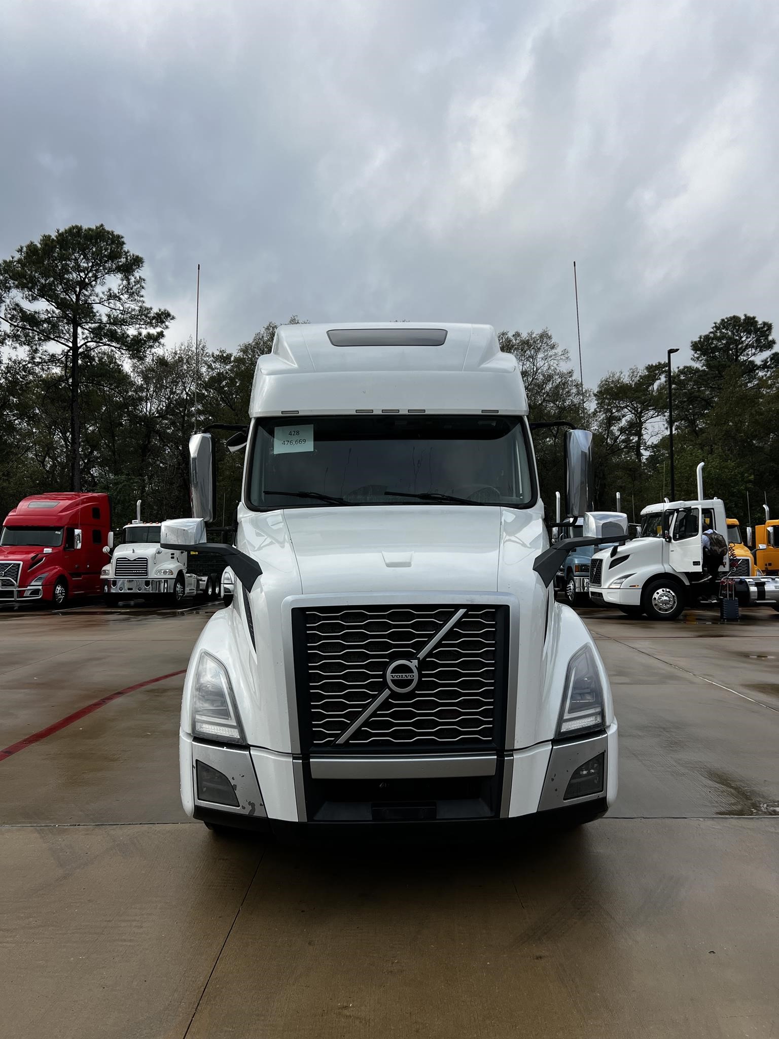 2020 VOLVO VNL64T860 - image 2 of 6