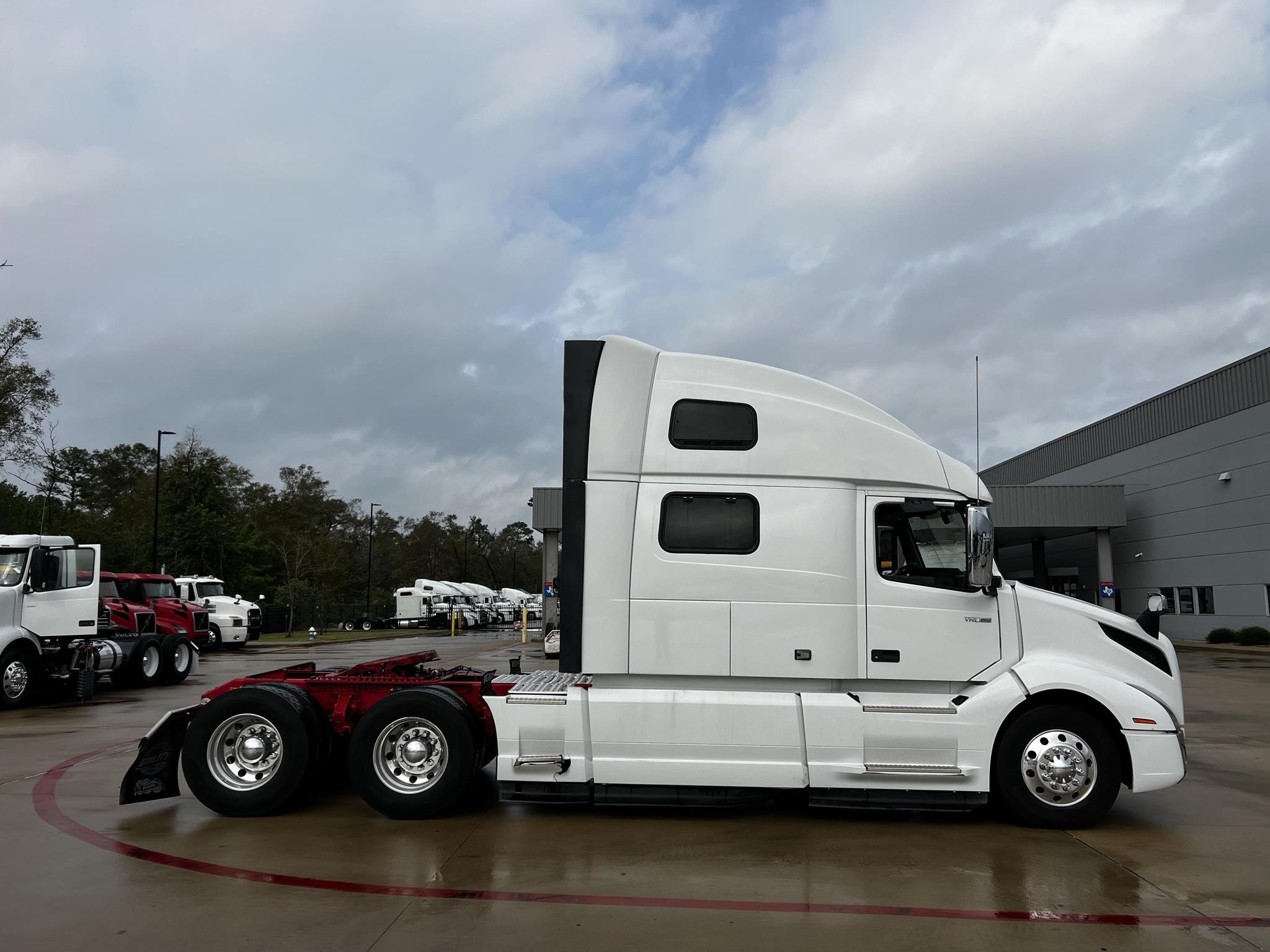 2020 VOLVO VNL64T860 - image 4 of 6