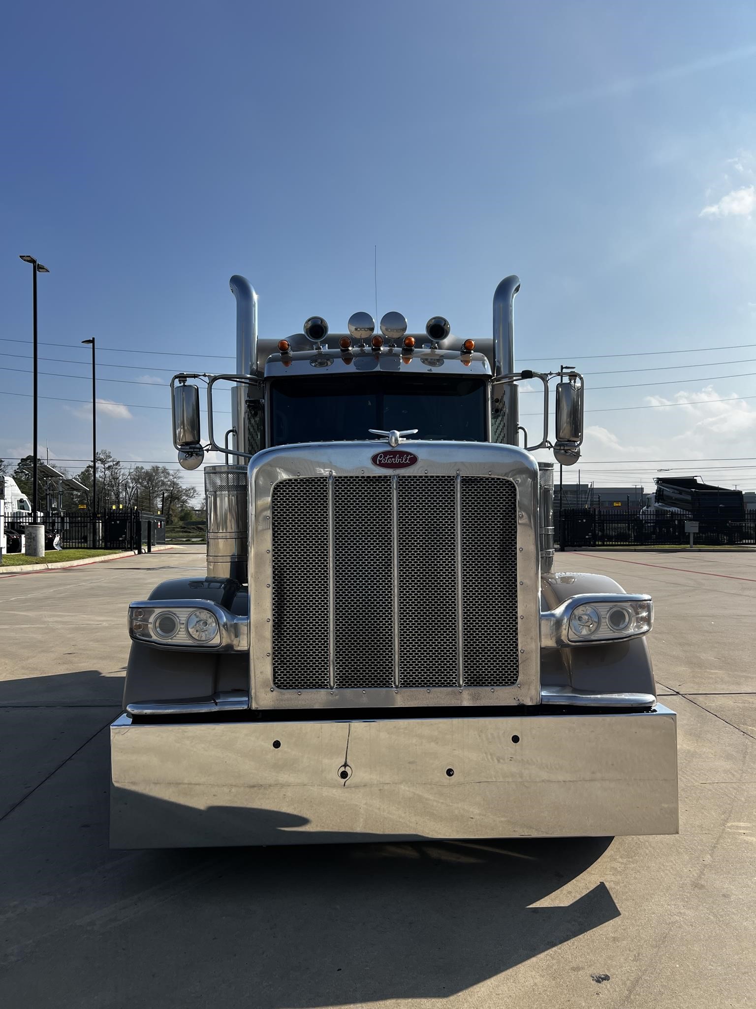 2020 PETERBILT 389 - image 2 of 6